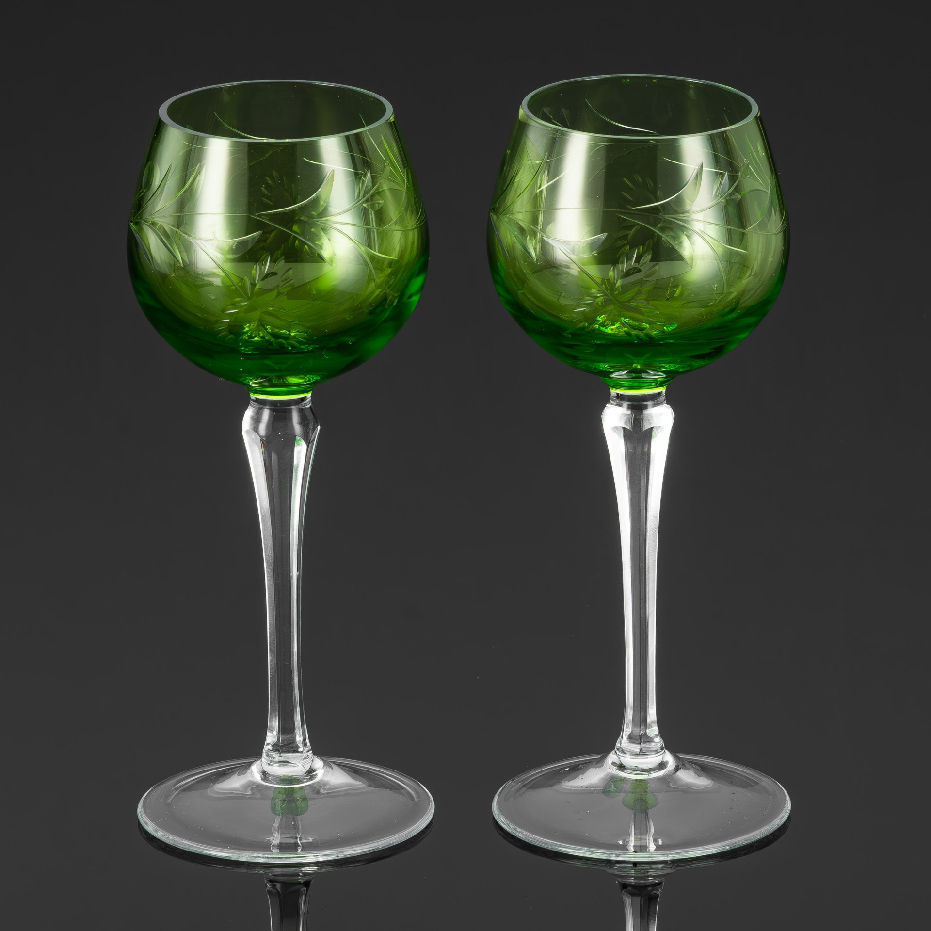Набор бокалов тет-а-тет зеленого оттенка, украшенный растительным декором, цветное стекло, резьба, Германия, 1960-1980 гг.