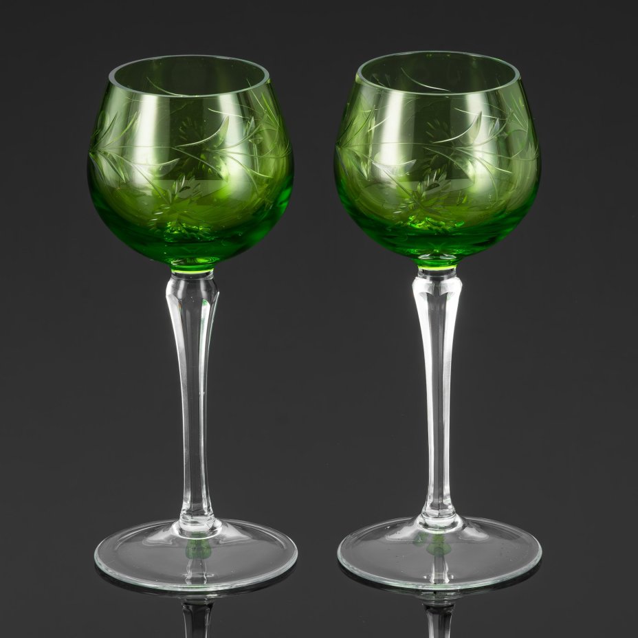 Набор бокалов тет-а-тет зеленого оттенка, украшенный растительным декором, цветное стекло, резьба, Германия, 1960-1980 гг.