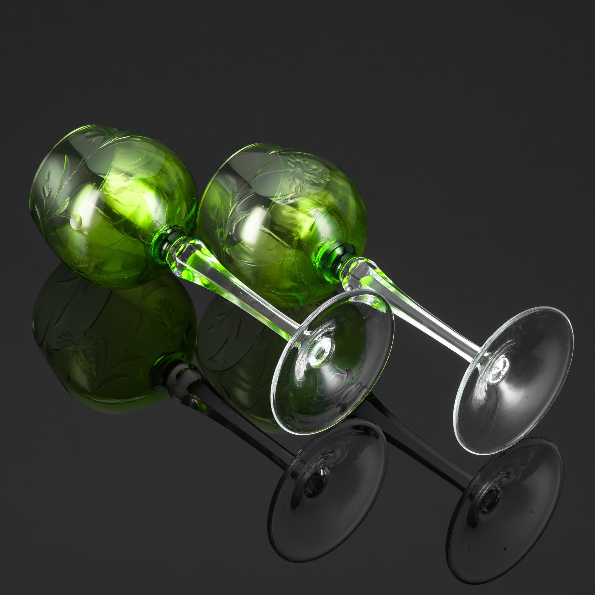 Набор бокалов тет-а-тет зеленого оттенка, украшенный растительным декором, цветное стекло, резьба, Германия, 1960-1980 гг.