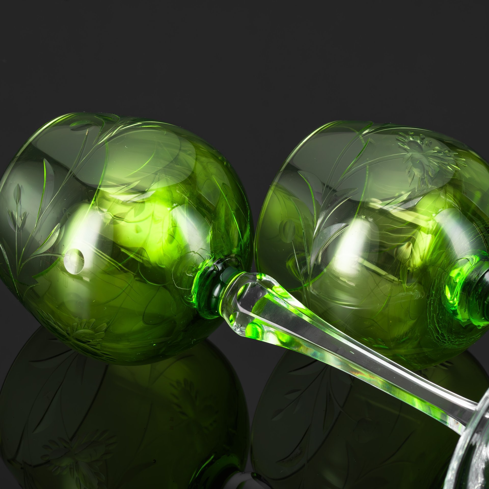 Набор бокалов тет-а-тет зеленого оттенка, украшенный растительным декором, цветное стекло, резьба, Германия, 1960-1980 гг.