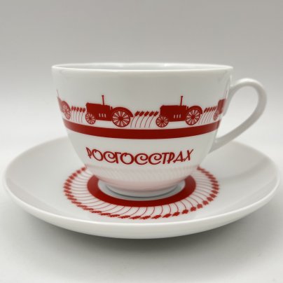 Пара чайная "Росгосстрах", украшенная изображением тракторов, в оригинальной упаковке, фарфор, деколь, Императорский фарфоровый завод (ИФЗ), Россия, 2015-2016 гг.