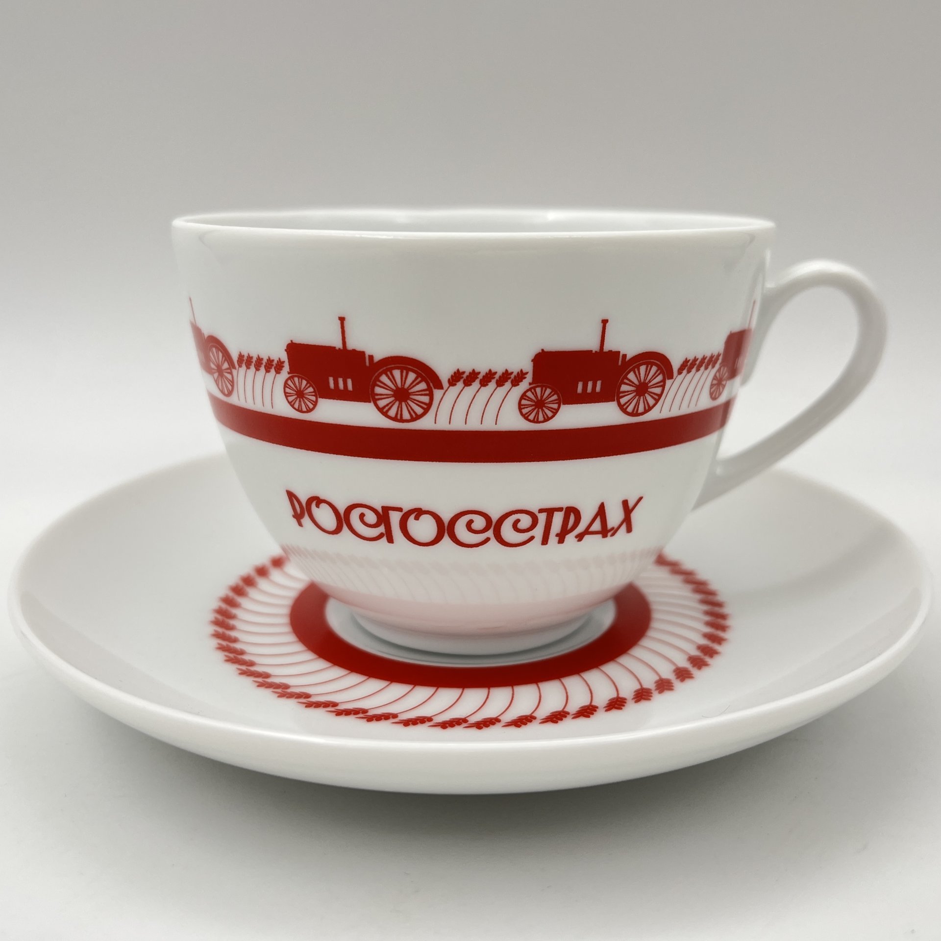 Пара чайная "Росгосстрах", украшенная изображением тракторов, в оригинальной упаковке, фарфор, деколь, Императорский фарфоровый завод (ИФЗ), Россия, 2015-2016 гг.