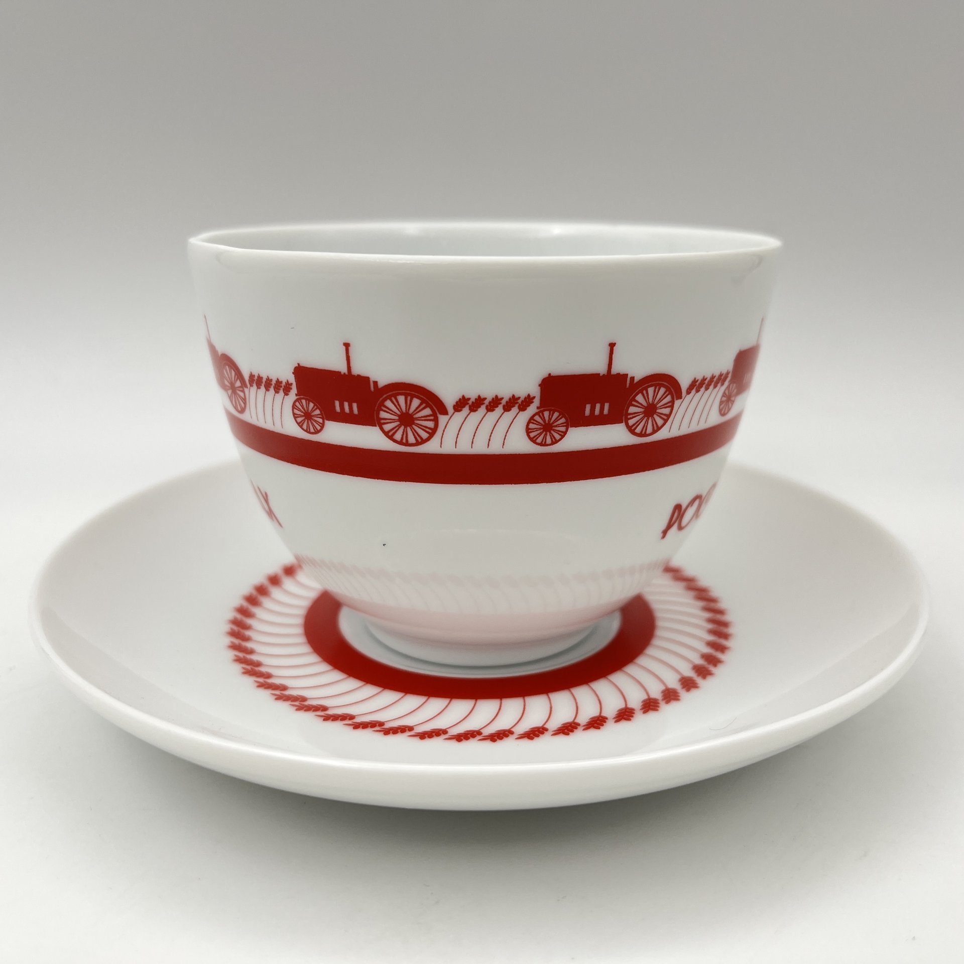 Пара чайная "Росгосстрах", украшенная изображением тракторов, в оригинальной упаковке, фарфор, деколь, Императорский фарфоровый завод (ИФЗ), Россия, 2015-2016 гг.