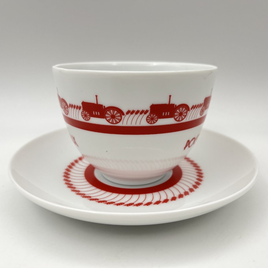 Пара чайная "Росгосстрах", украшенная изображением тракторов, в оригинальной упаковке