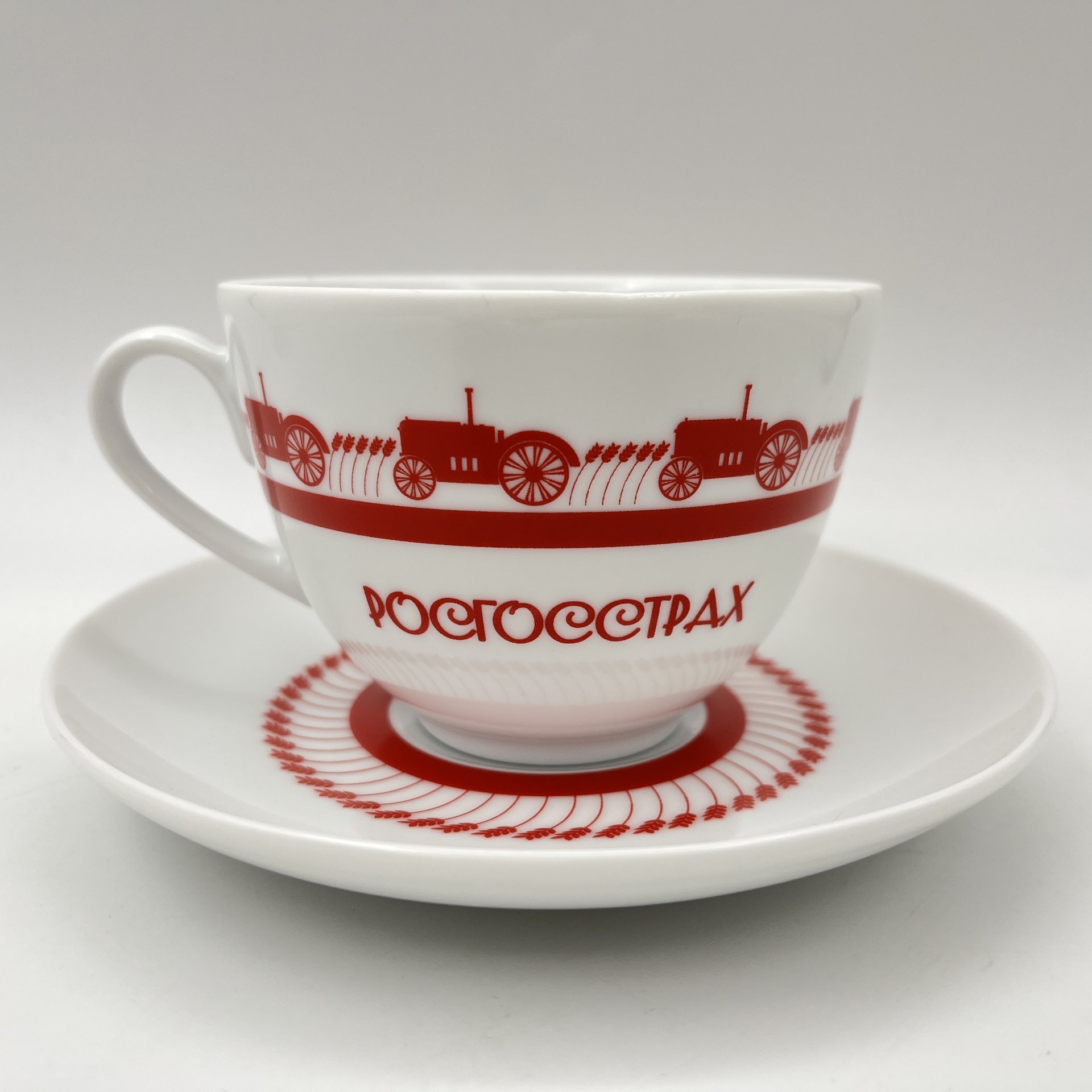 Пара чайная "Росгосстрах", украшенная изображением тракторов, в оригинальной упаковке, фарфор, деколь, Императорский фарфоровый завод (ИФЗ), Россия, 2015-2016 гг.