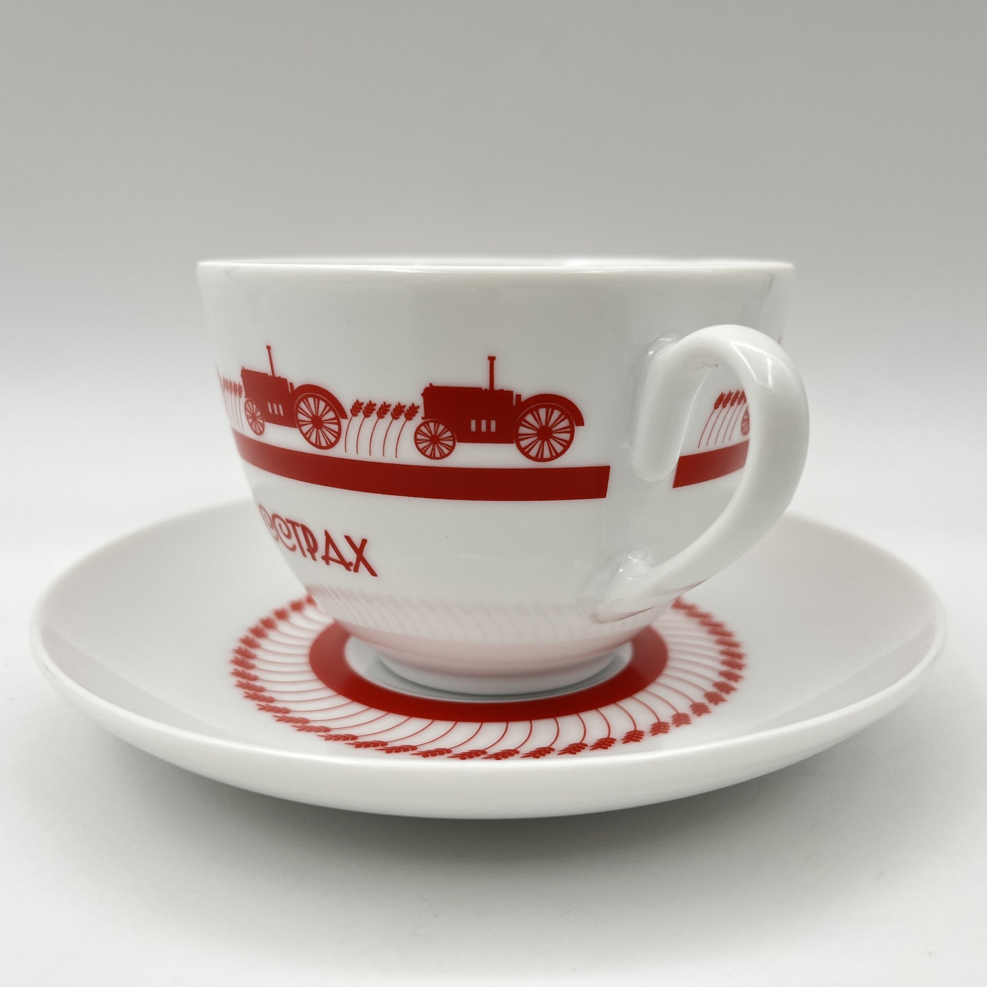 Пара чайная "Росгосстрах", украшенная изображением тракторов, в оригинальной упаковке, фарфор, деколь, Императорский фарфоровый завод (ИФЗ), Россия, 2015-2016 гг.