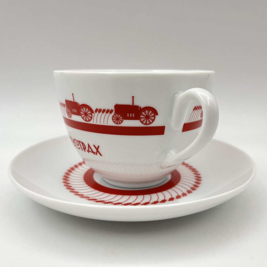 Пара чайная "Росгосстрах", украшенная изображением тракторов, в оригинальной упаковке