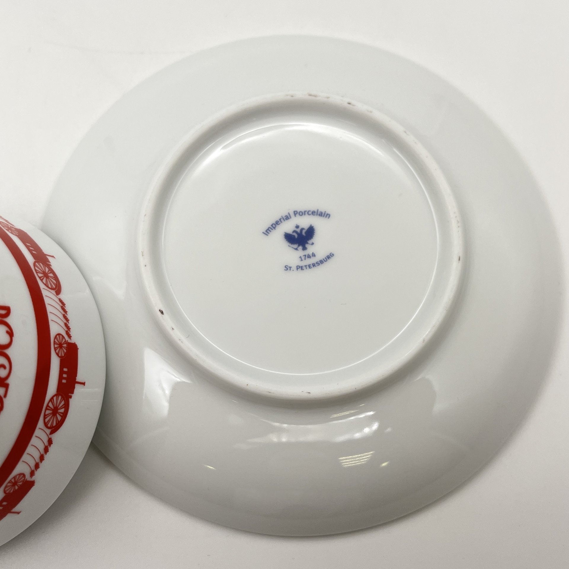 Пара чайная "Росгосстрах", украшенная изображением тракторов, в оригинальной упаковке, фарфор, деколь, Императорский фарфоровый завод (ИФЗ), Россия, 2015-2016 гг.