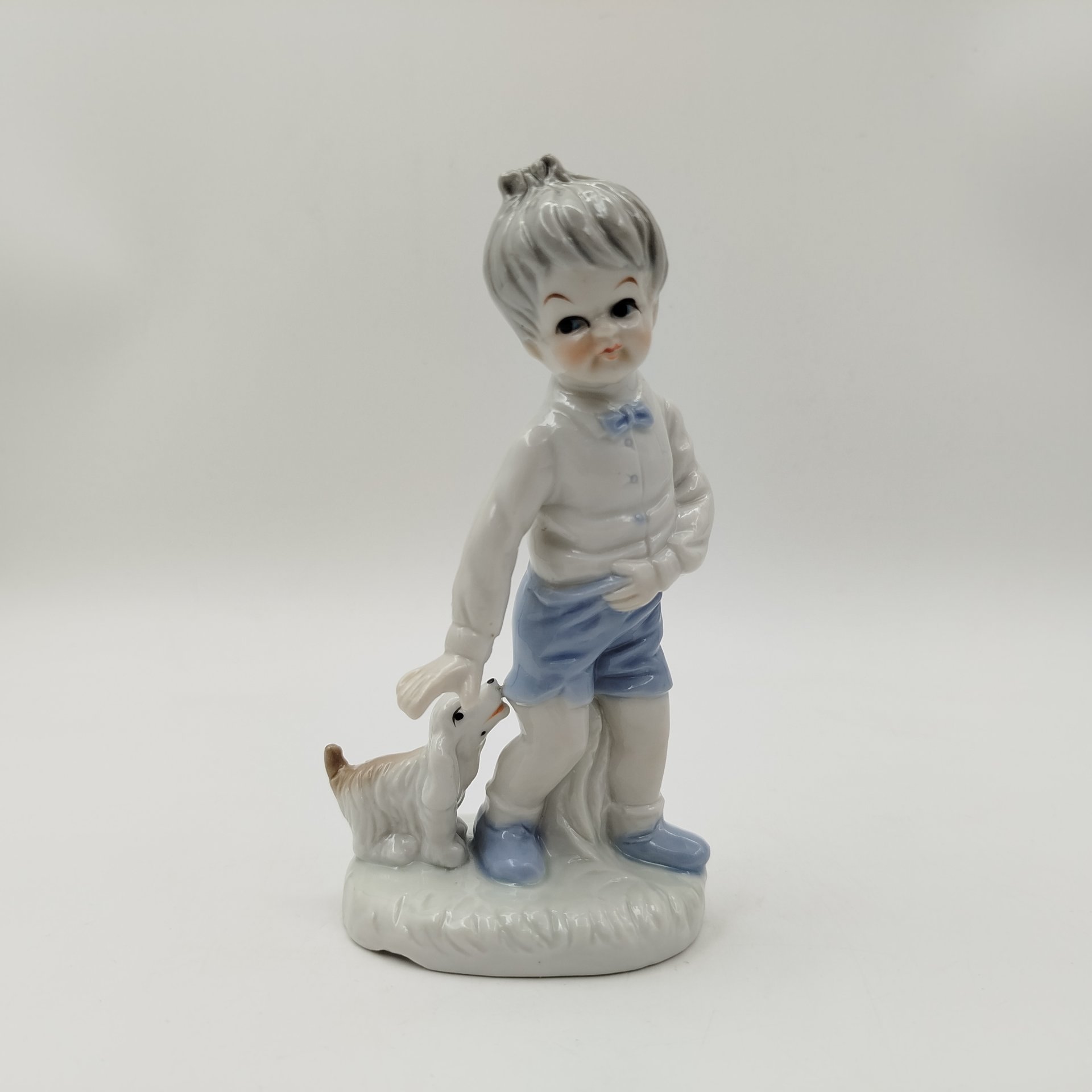 Статуэтка "Мальчик с собакой", фарфор, роспись, Европа, 2000-2010 гг.