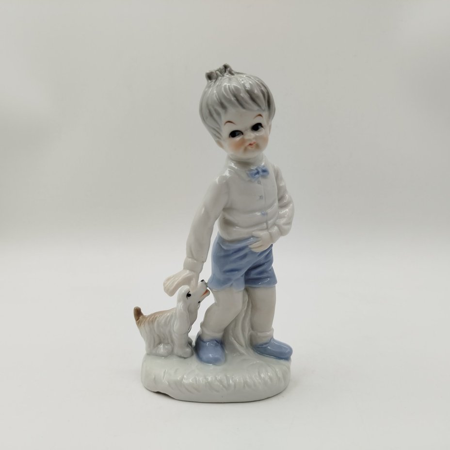 Статуэтка "Мальчик с собакой", фарфор, роспись, Европа, 2000-2010 гг.