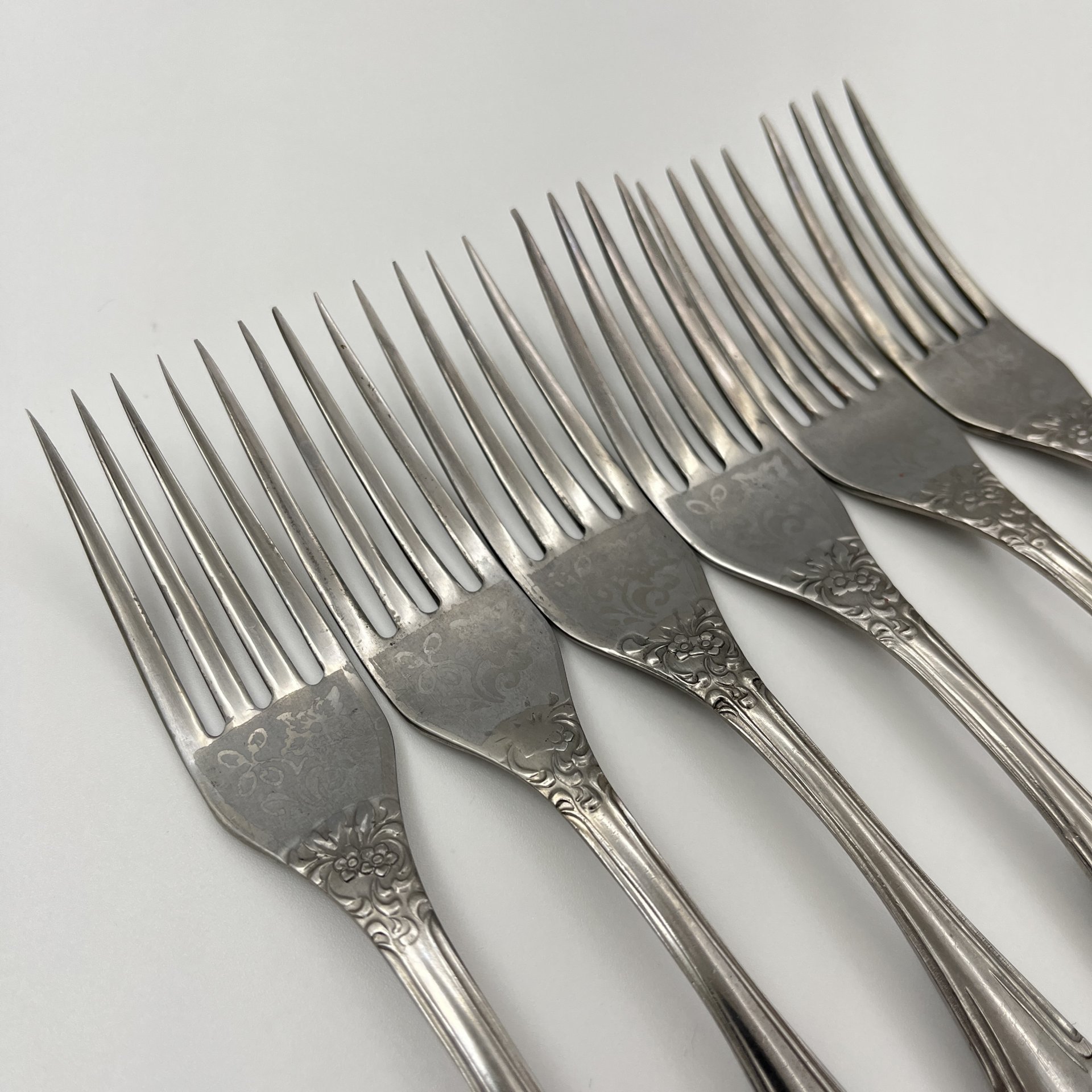 Набор из 6 столовых вилок, украшенных флоральным декором, нержавеющая сталь, Павловский завод художественных металлоизделий им. С.М. Кирова, СССР, 1973-1990 гг.
