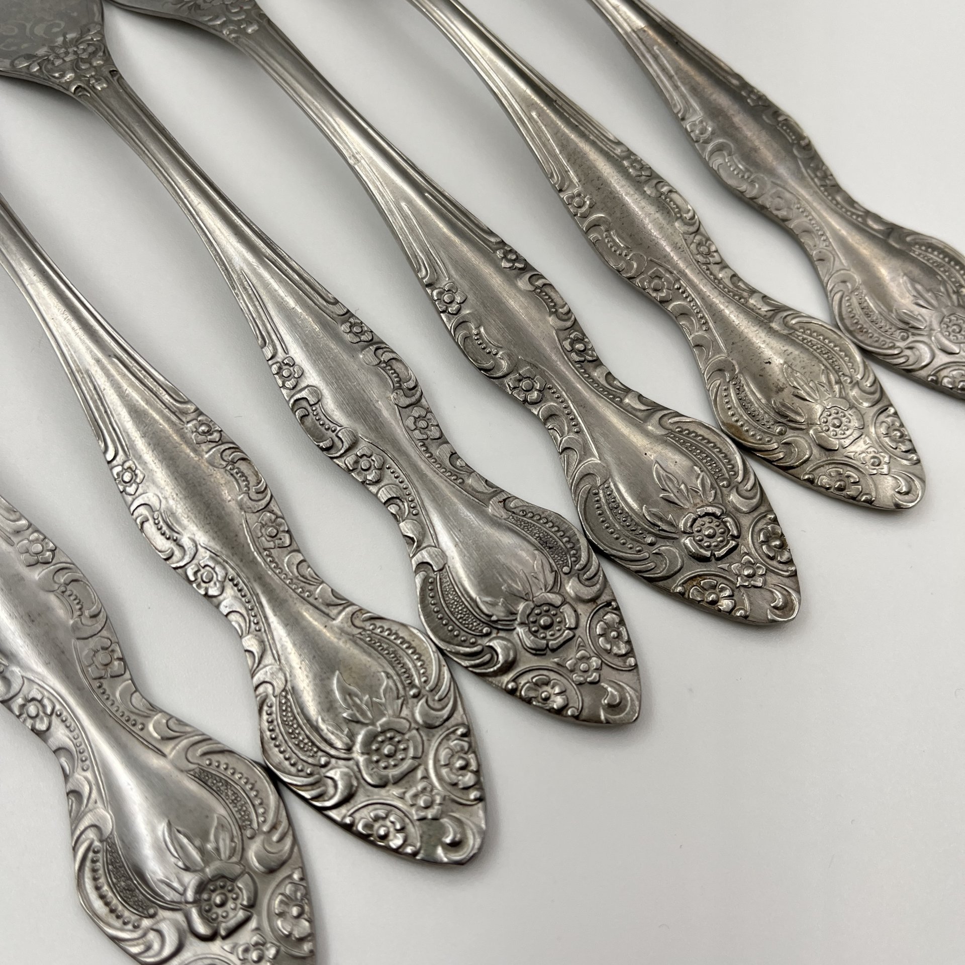 Набор из 6 столовых вилок, украшенных флоральным декором, нержавеющая сталь, Павловский завод художественных металлоизделий им. С.М. Кирова, СССР, 1973-1990 гг.