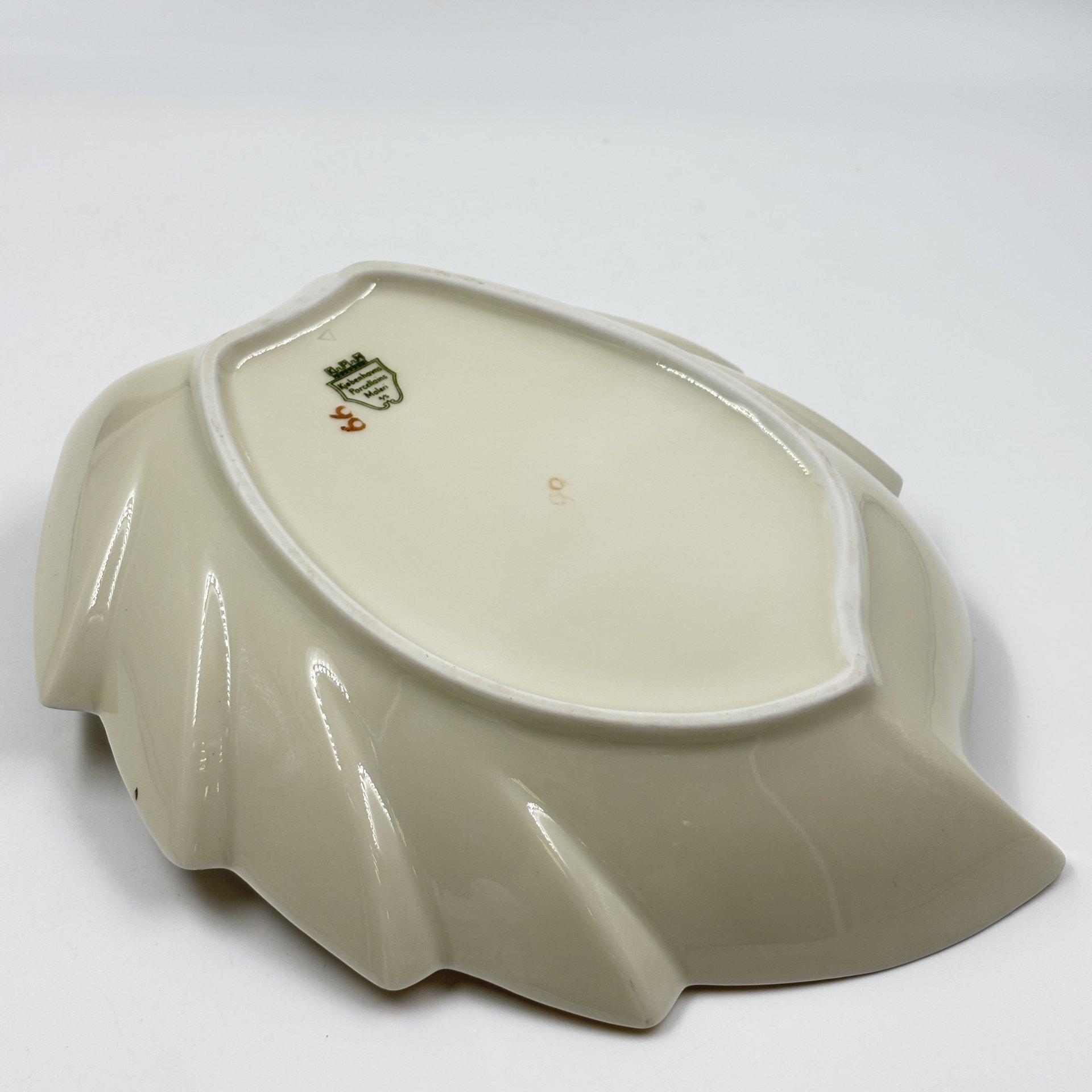 Блюдо сервировочное в форме листа с цветочным декором, Kjøbenhavns Porcellains Maleri (KPM)