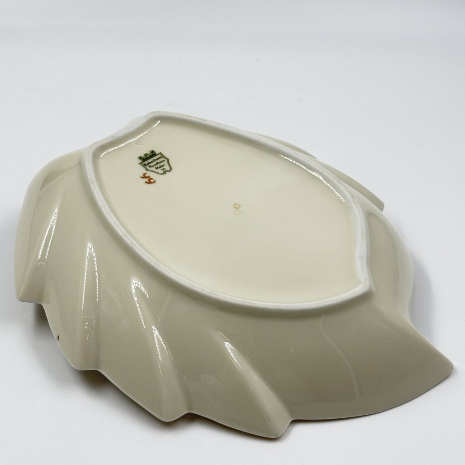 Блюдо сервировочное в форме листа с цветочным декором, Kjøbenhavns Porcellains Maleri (KPM)