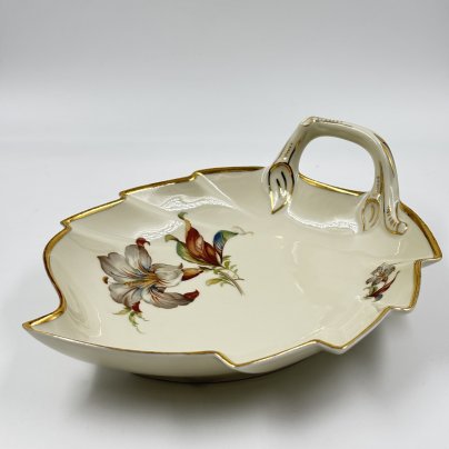 Блюдо сервировочное в форме листа с цветочным декором, Kjøbenhavns Porcellains Maleri (KPM)