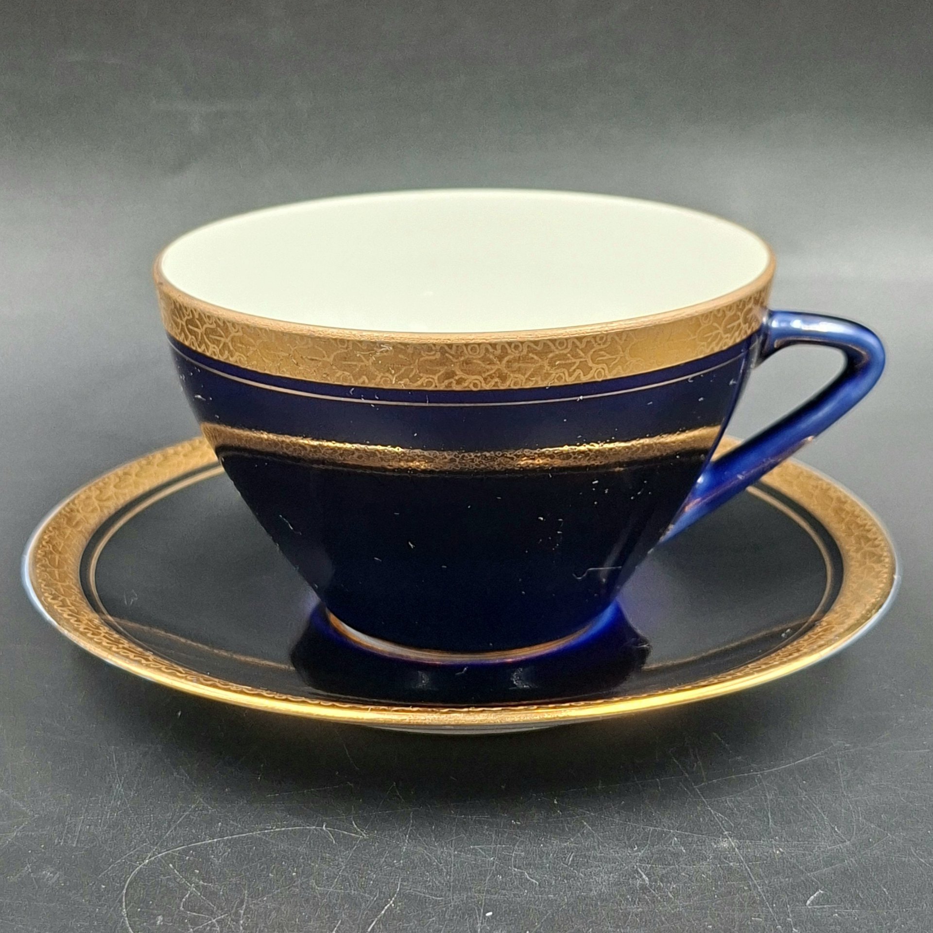 Пара чайная с орнаментом в виде дубовых листьев, автор формы "Утро" В.Л. Семенов, фарфор, крытье кобальтом, золочение, Ленинградский фарфоровый завод (ЛФЗ), СССР, 1960-1970 гг.