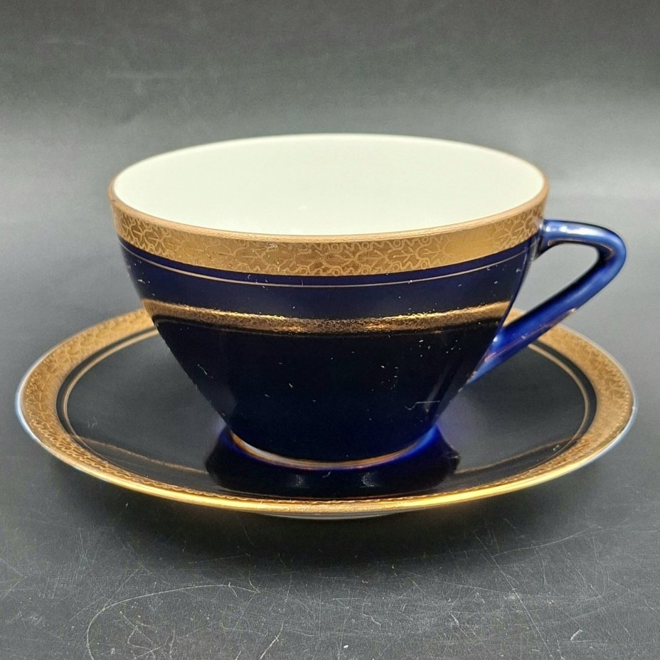 Пара чайная с орнаментом в виде дубовых листьев, автор формы "Утро" В.Л. Семенов, фарфор, крытье кобальтом, золочение, Ленинградский фарфоровый завод (ЛФЗ), СССР, 1960-1970 гг.