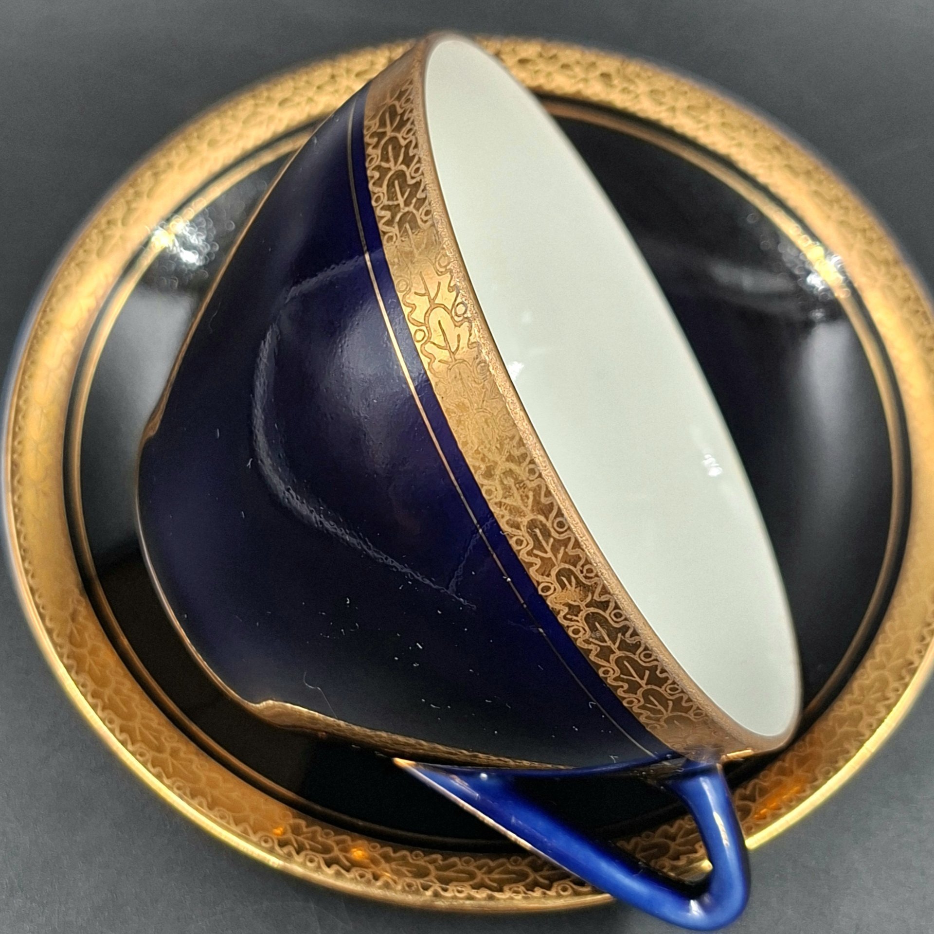 Пара чайная с орнаментом в виде дубовых листьев, автор формы "Утро" В.Л. Семенов, фарфор, крытье кобальтом, золочение, Ленинградский фарфоровый завод (ЛФЗ), СССР, 1960-1970 гг.