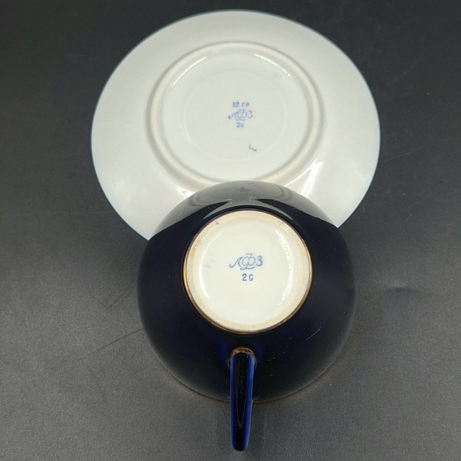 Пара чайная с орнаментом в виде дубовых листьев, автор формы "Утро" В.Л. Семенов, фарфор, крытье кобальтом, золочение, Ленинградский фарфоровый завод (ЛФЗ), СССР, 1960-1970 гг.