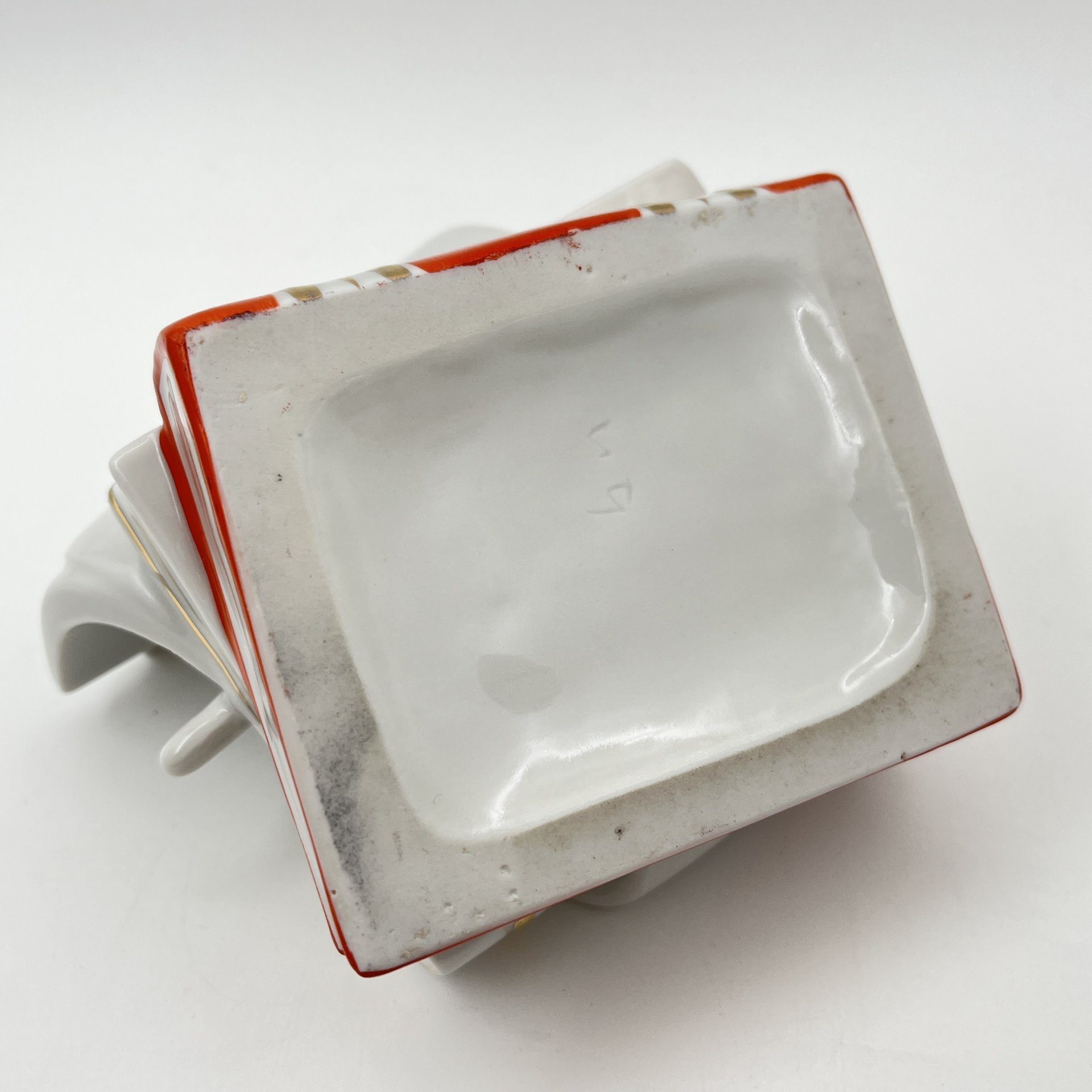 Чернильница "Ленинград", автор Л. В. Квашенинникова, фарфор, роспись, золочение, Ленинградский фарфоровый завод (ЛФЗ), СССР, 1970-1986 гг.