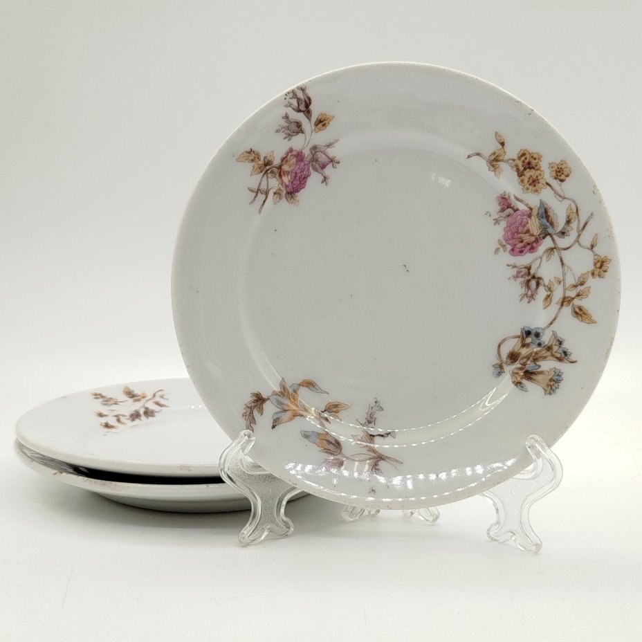 Тарелки пирожковые с цветочным декором на 3 персоны, фарфор, деколь, Товарищество М.С. Кузнецова, Российская империя, 1890-1917 гг.