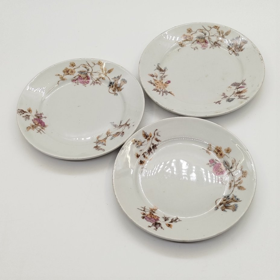 Тарелки пирожковые с цветочным декором на 3 персоны, фарфор, деколь, Товарищество М.С. Кузнецова, Российская империя, 1890-1917 гг.