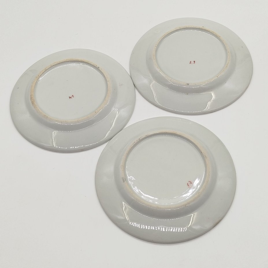 Тарелки пирожковые с цветочным декором на 3 персоны, фарфор, деколь, Товарищество М.С. Кузнецова, Российская империя, 1890-1917 гг.