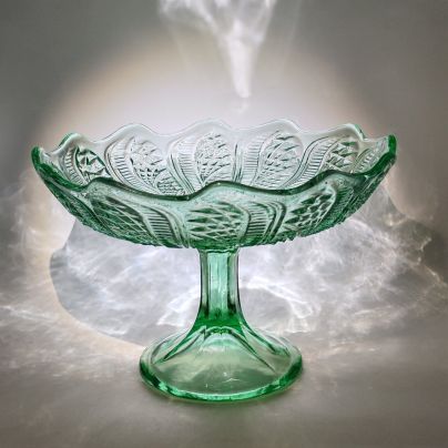 Фруктовница зеленого оттенка с рельефным декором, стекло, пресс, СССР, 1960-1980 гг.