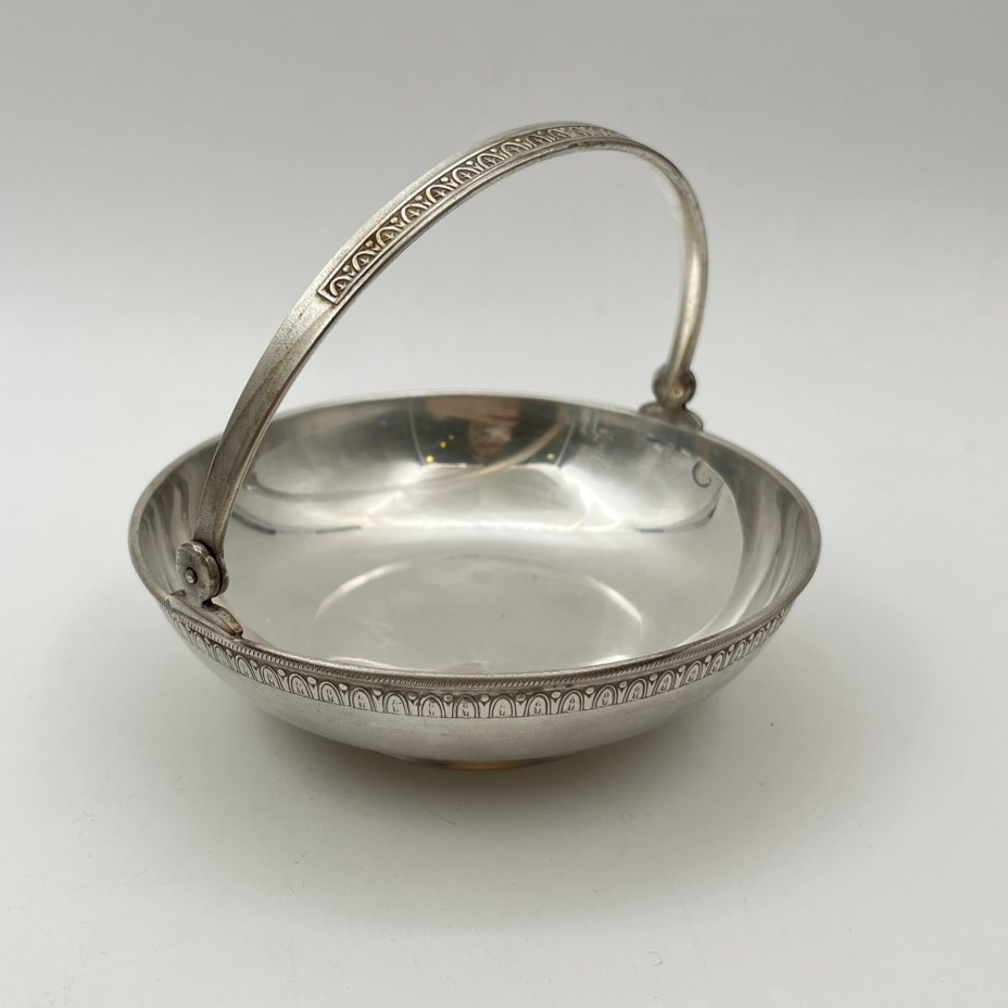 Вазочка (орешница) с ручкой и орнаментом вдоль бортика, мельхиор (медь-никель), Московский завод ювелирных и металлических изделий (МЮЗ), СССР, 1960-1970 гг.