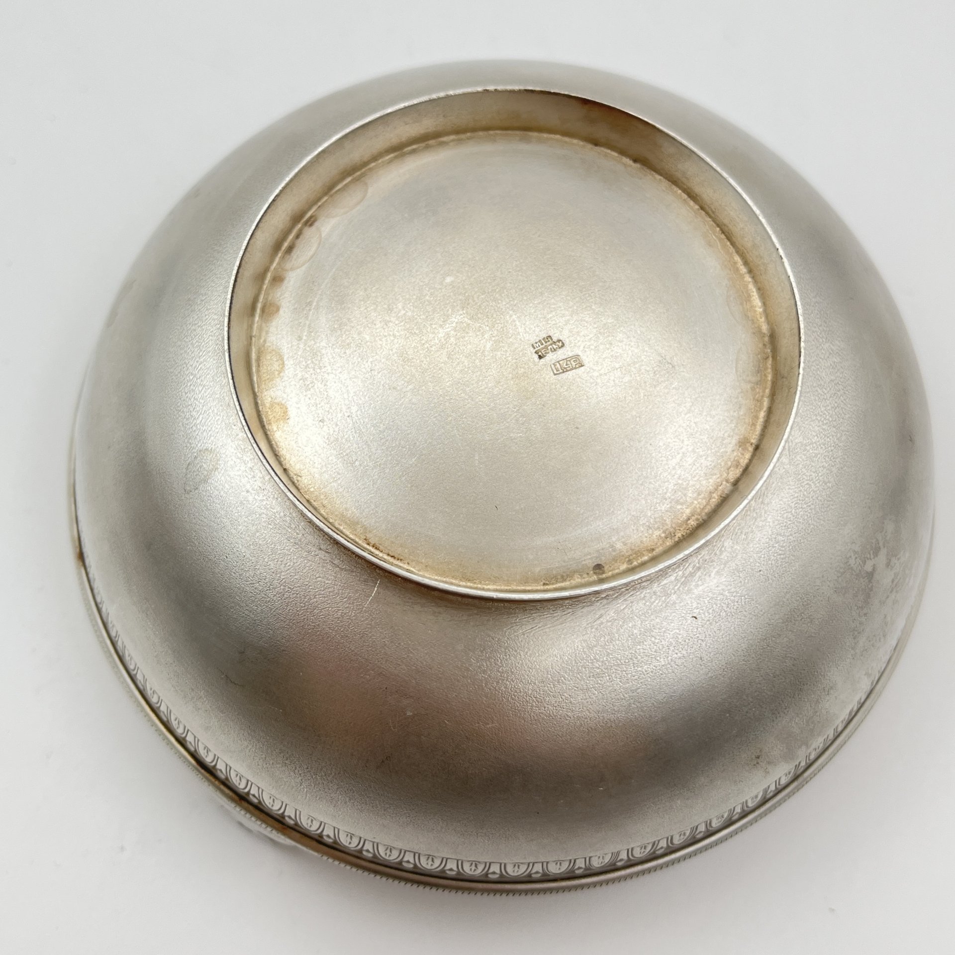 Вазочка (орешница) с ручкой и орнаментом вдоль бортика, мельхиор (медь-никель), Московский завод ювелирных и металлических изделий (МЮЗ), СССР, 1960-1970 гг.