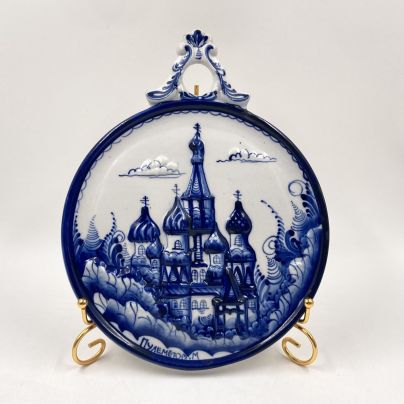 Тарелка декоративная с рельефным декором, автор росписи М. Пулемётов, Гжель, фарфор, роспись, Российская Федерация, 1991-2015 гг.