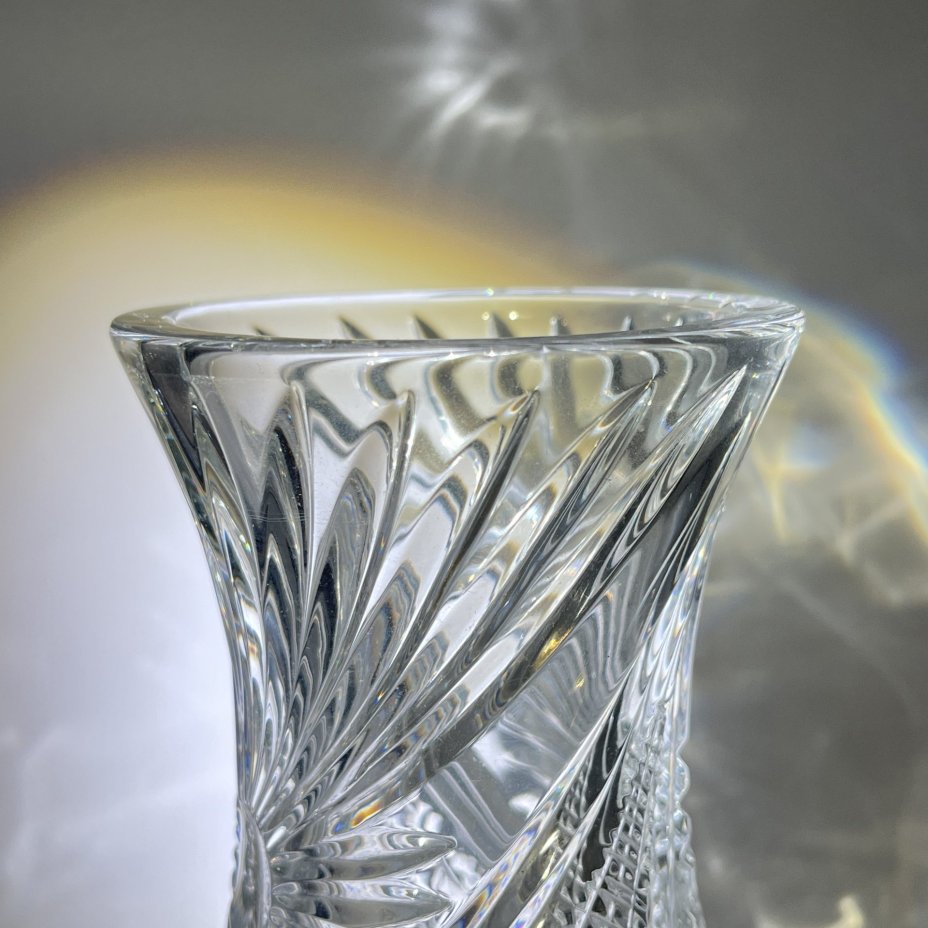 Ваза для букета с растительным декором