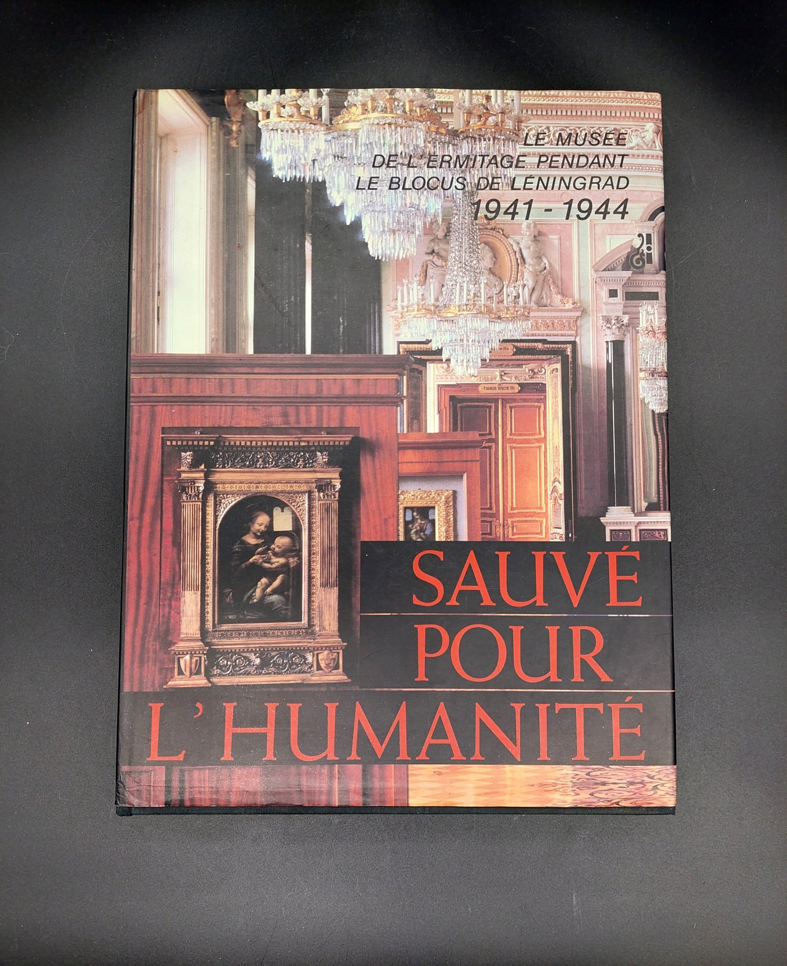 Книга «Sauvé pour l'humanité. Le Musée de L'Ermitage pendant le Blocus de Leningrad 1941-1944» с суперобложкой, Издательство «Аврора»
