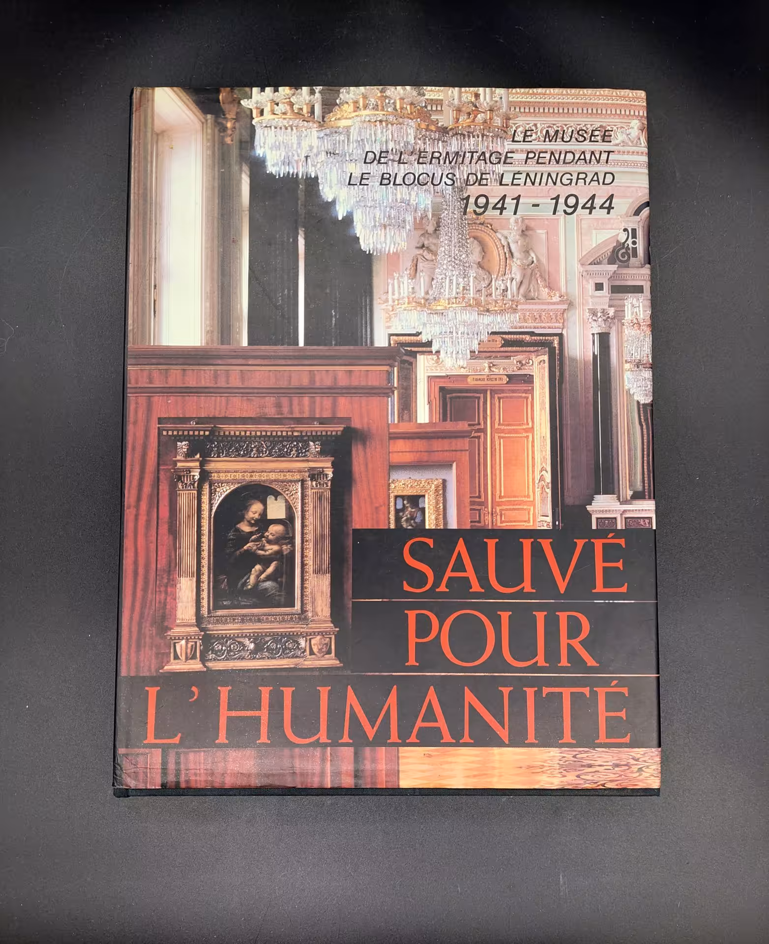 Книга «Sauvé pour l'humanité. Le Musée de L'Ermitage pendant le Blocus de Leningrad 1941-1944» с суперобложкой, Издательство «Аврора»