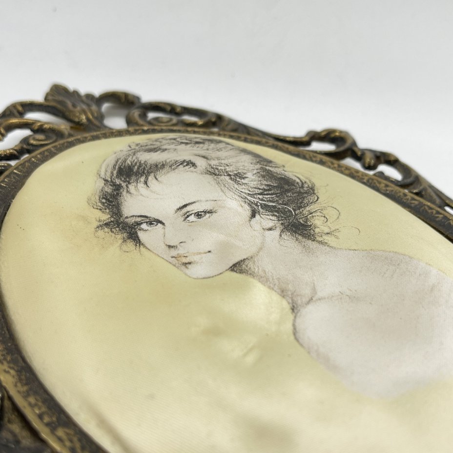 Панно настенное с портретом девушки