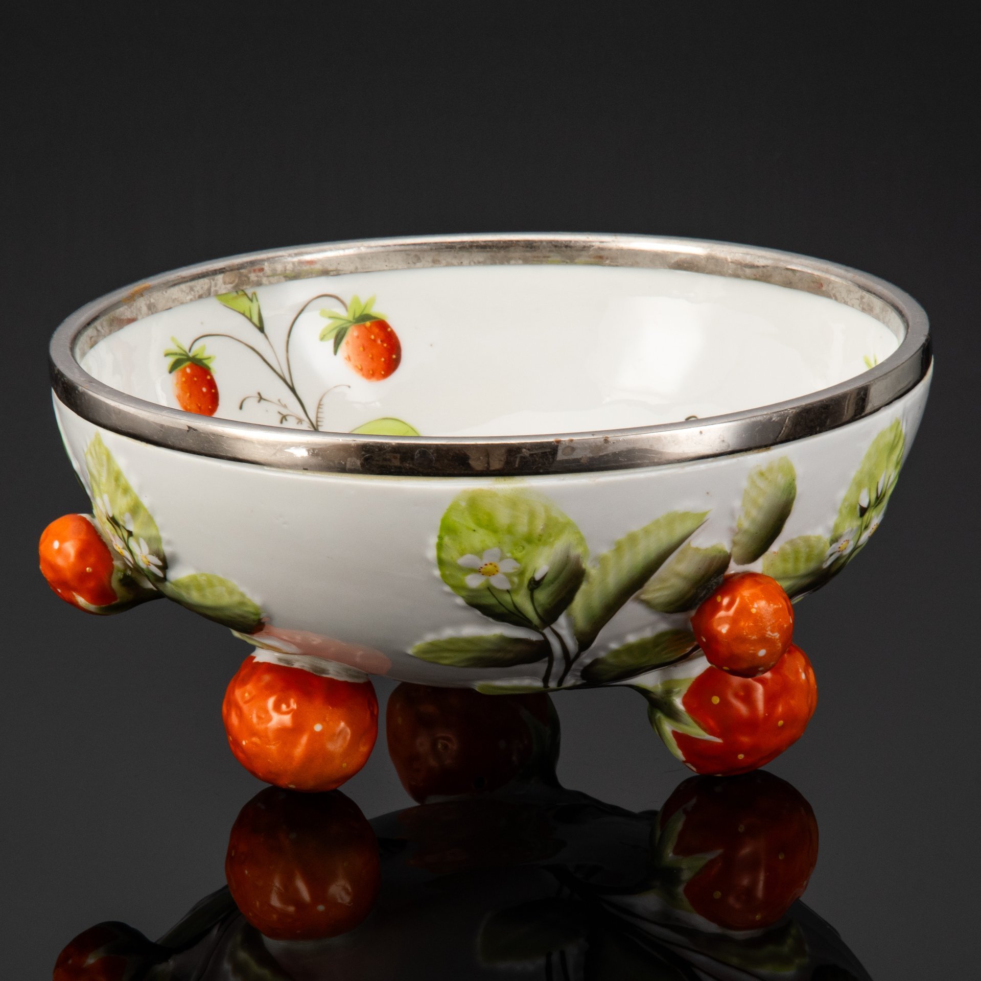Блюдо глубокое для клубники, на основании в форме больших ягод, фарфор, роспись, латунь, хром, Дания, 1900-1920 гг.