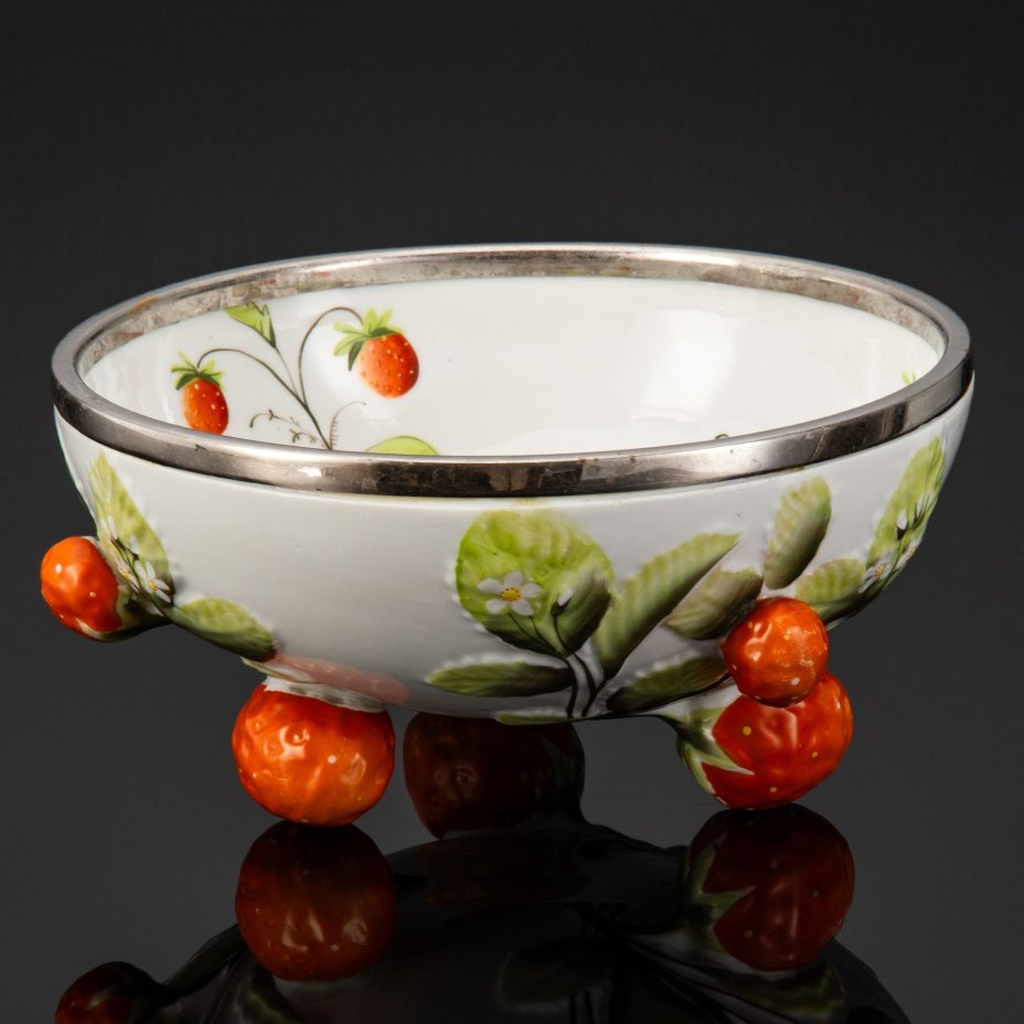 Блюдо глубокое для клубники, на основании в форме больших ягод, фарфор, роспись, латунь, хром, Дания, 1900-1920 гг.