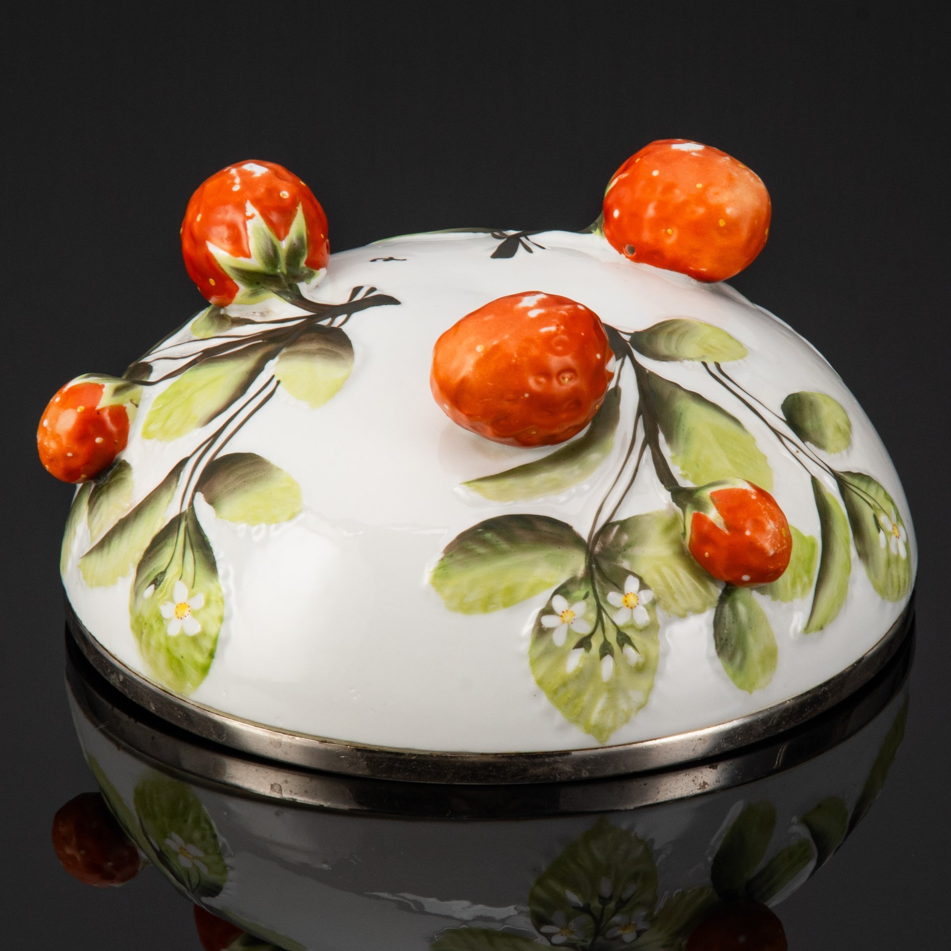 Блюдо глубокое для клубники, на основании в форме больших ягод, фарфор, роспись, латунь, хром, Дания, 1900-1920 гг.