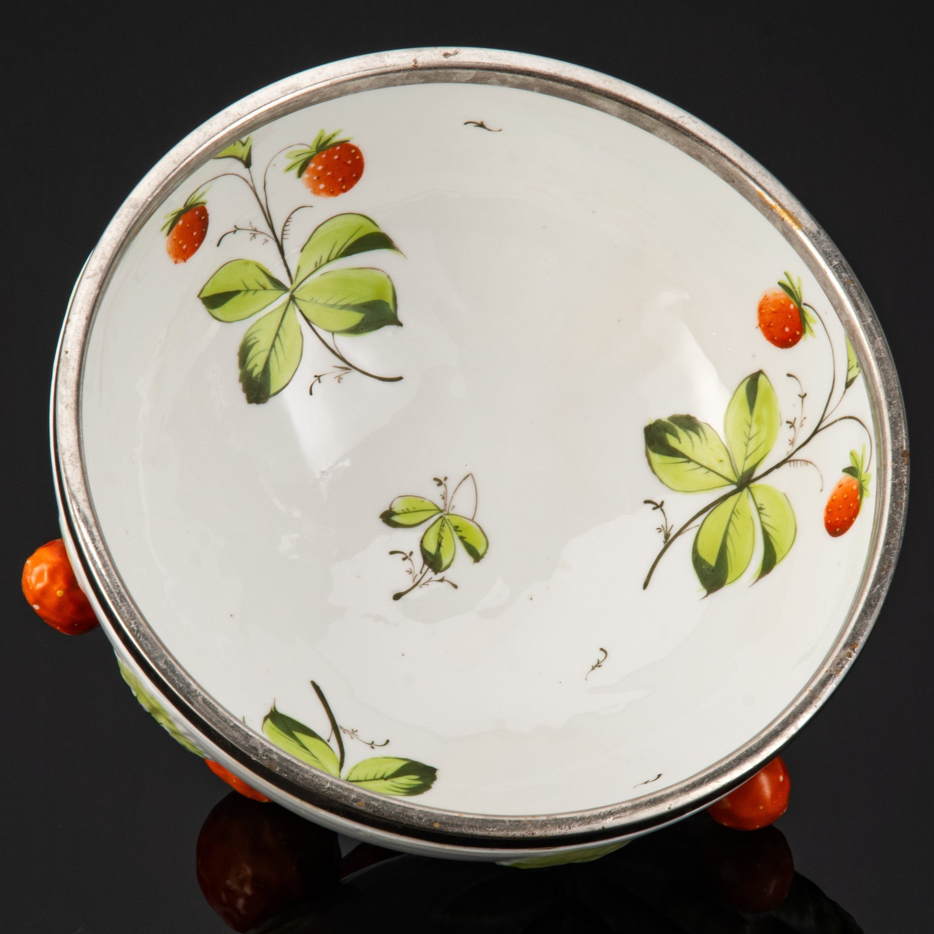 Блюдо глубокое для клубники, на основании в форме больших ягод, фарфор, роспись, латунь, хром, Дания, 1900-1920 гг.
