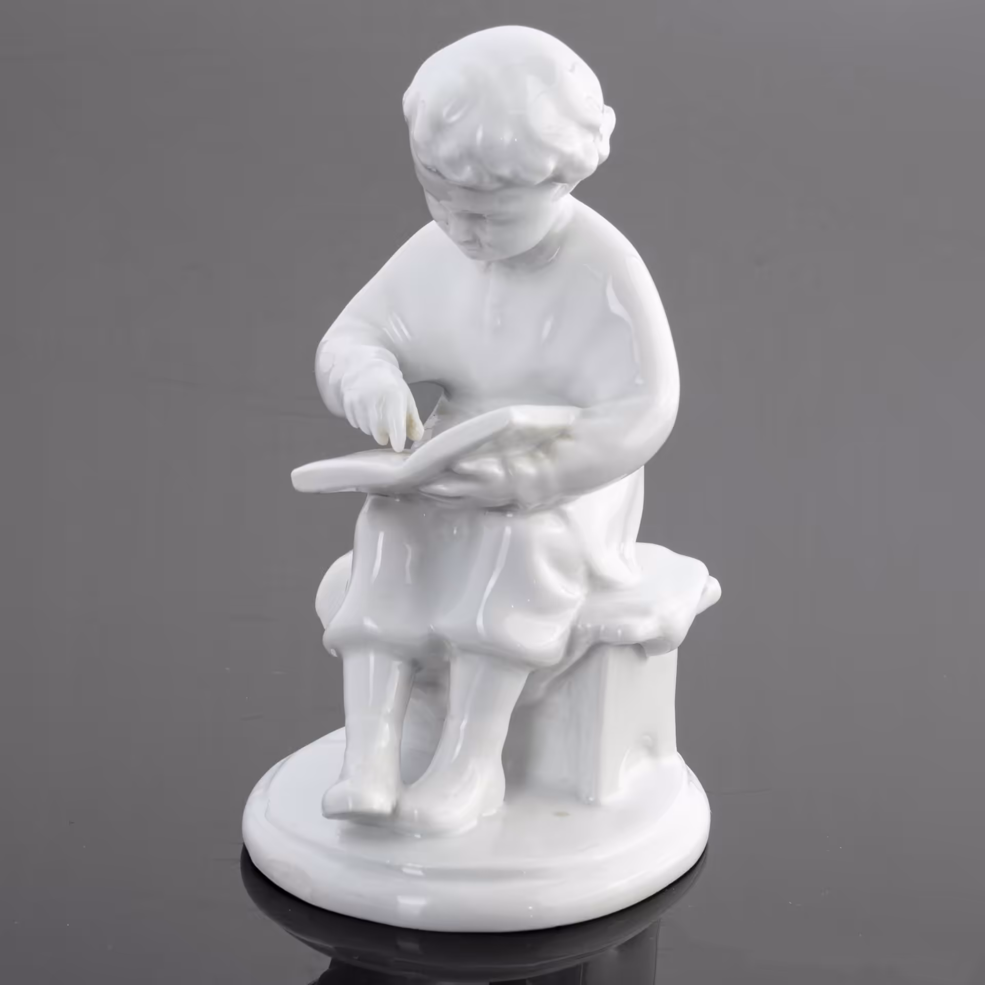Статуэтка "В.И. Ленин в детстве" ("Володя Ульянов читает книгу"), Ленинградский фарфоровый завод (ЛФЗ)