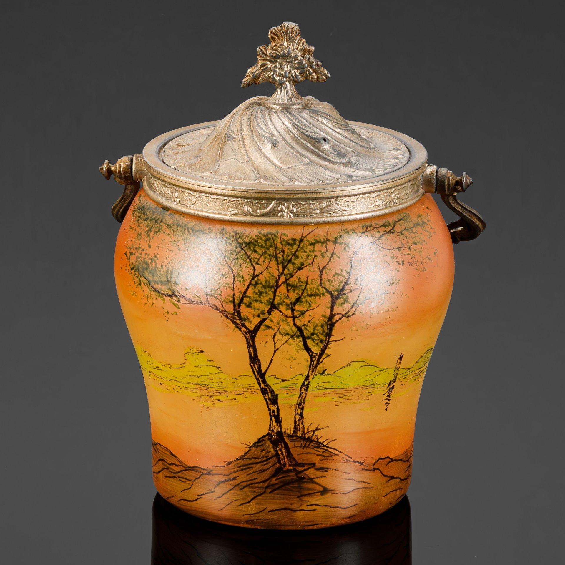 Бисквитница (ваза для десертов), украшенная изображением пейзажа, выполненная в стилистике Legras