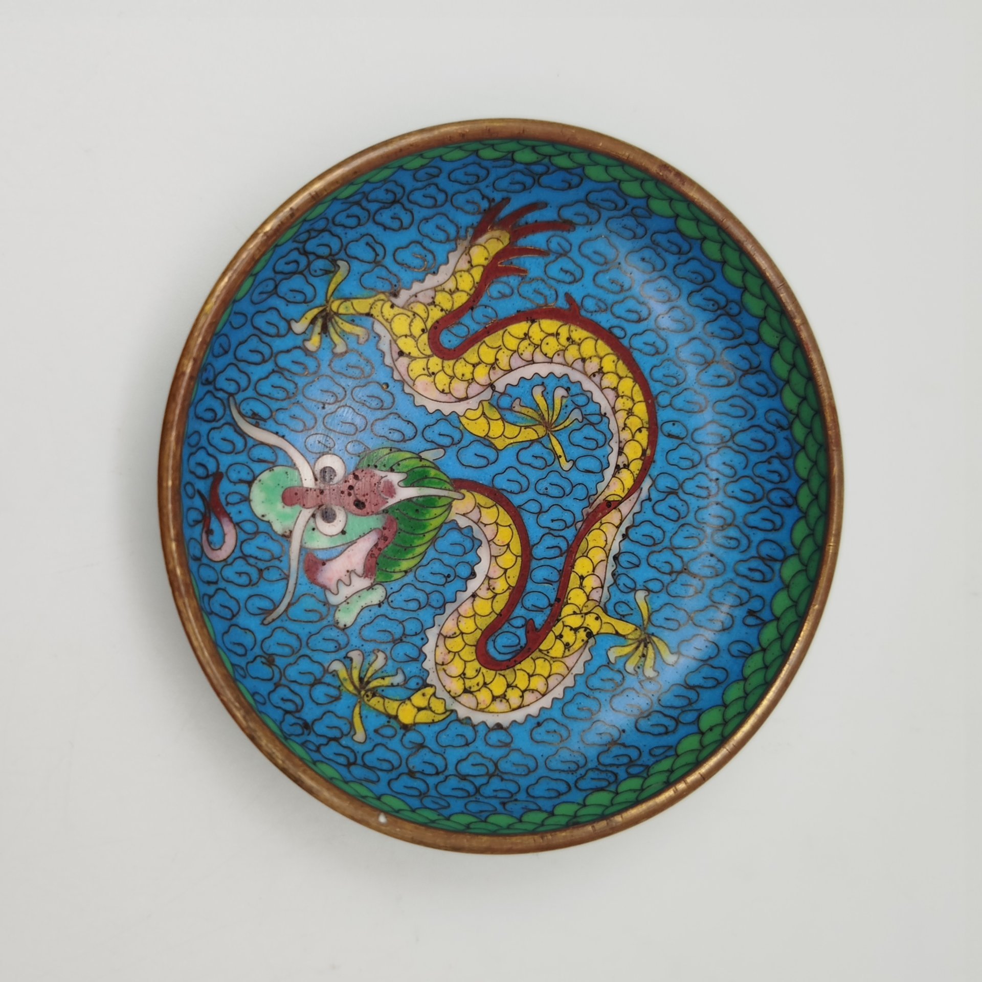 Розетка с изображением дракона на голубом облачном фоне, выполненная в технике клуазоне, латунь, перегородчатая эмаль, Китай, 1950-1970 гг.