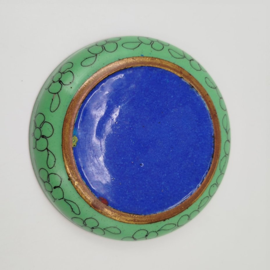 Розетка с изображением дракона на голубом облачном фоне, выполненная в технике клуазоне, латунь, перегородчатая эмаль, Китай, 1950-1970 гг.