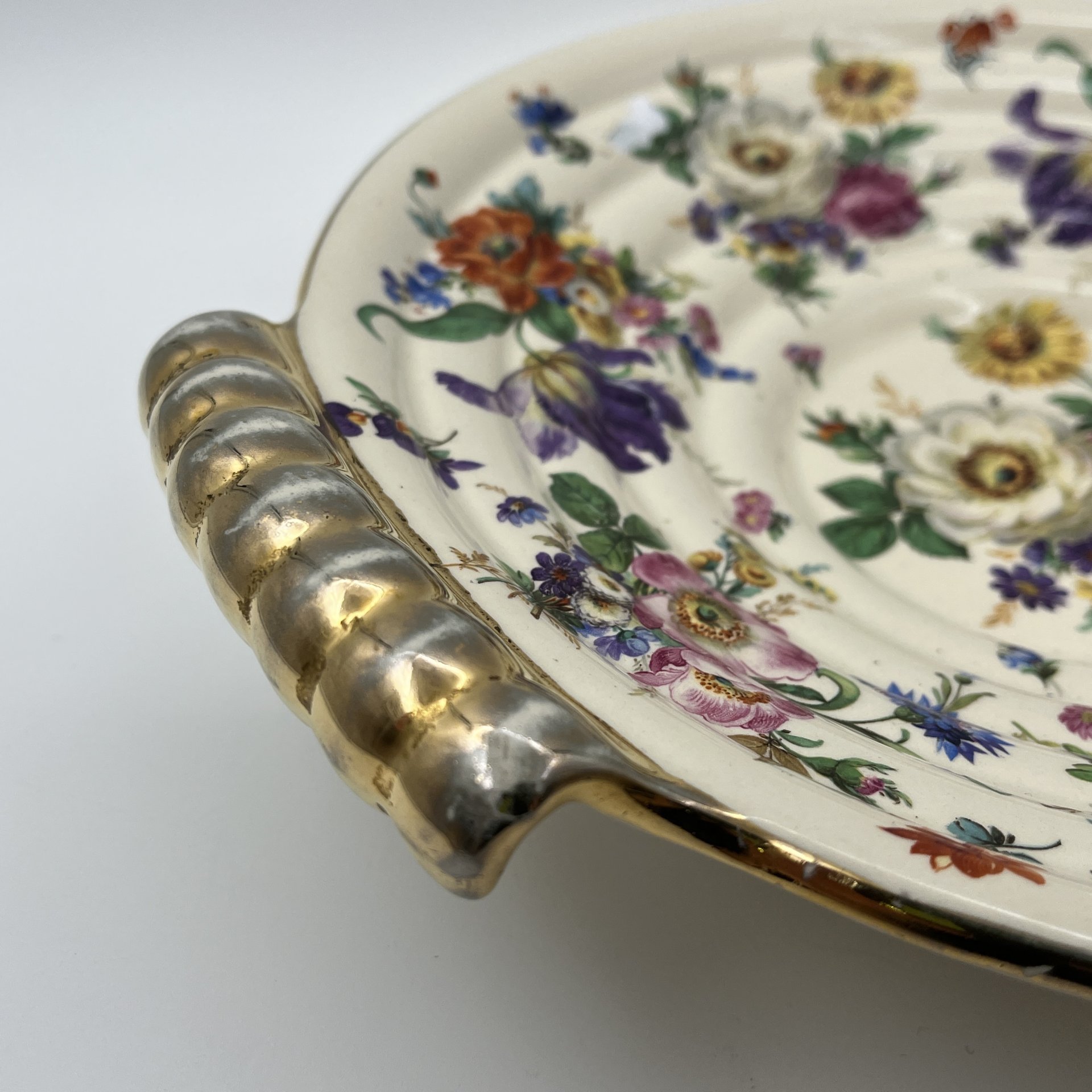 Блюдо сервировочное с фигурными ручками и изображение мейсенского букета, Boch Freres Keramis, фаянс, деколь, золочение, Бельгия, 1960-1980 гг.