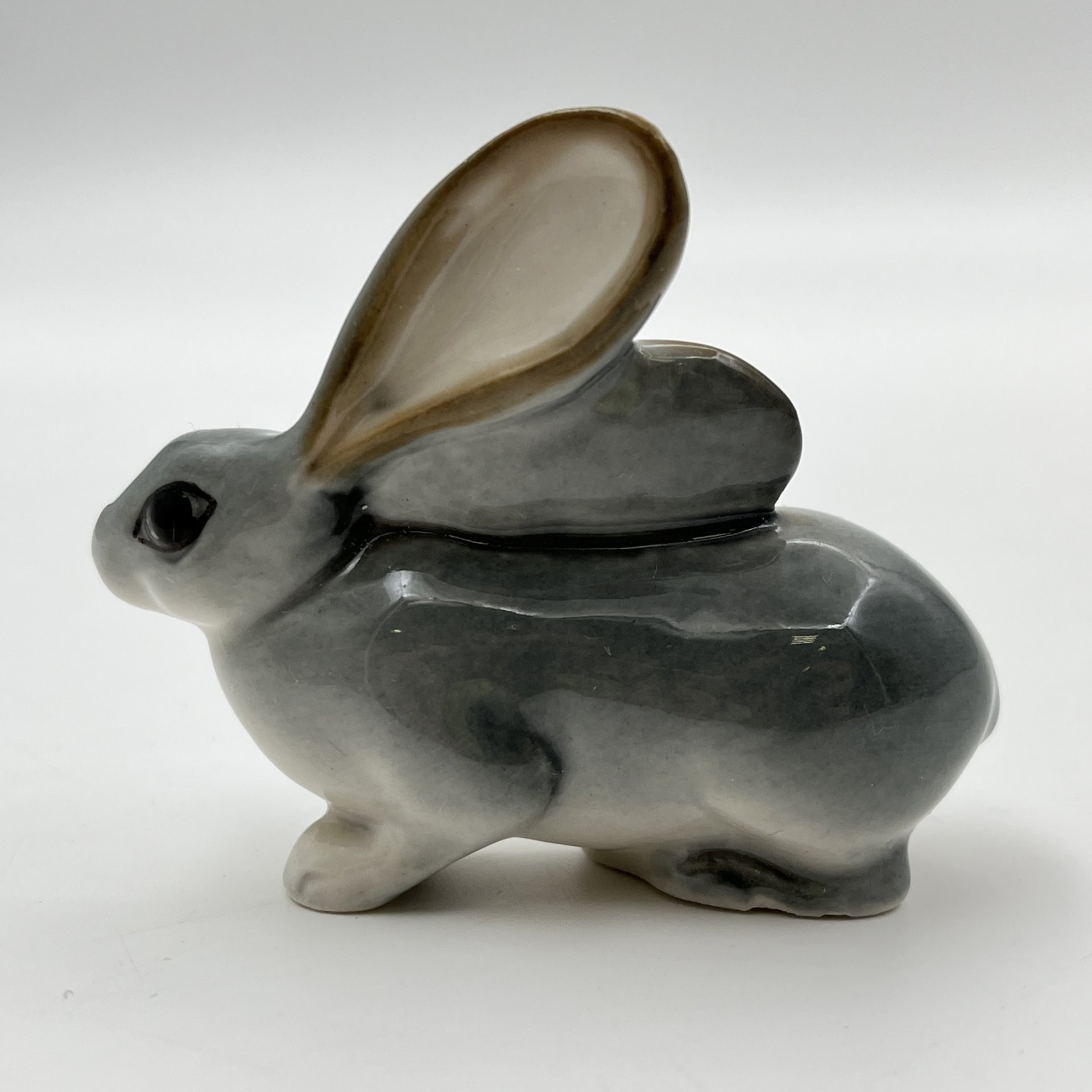 Статуэтка "Кролик", скульптор Т.С. Линчевская, фарфор, роспись, Ленинградский фарфоровый завод (ЛФЗ), Российская Федерация, 1991-2000 гг.