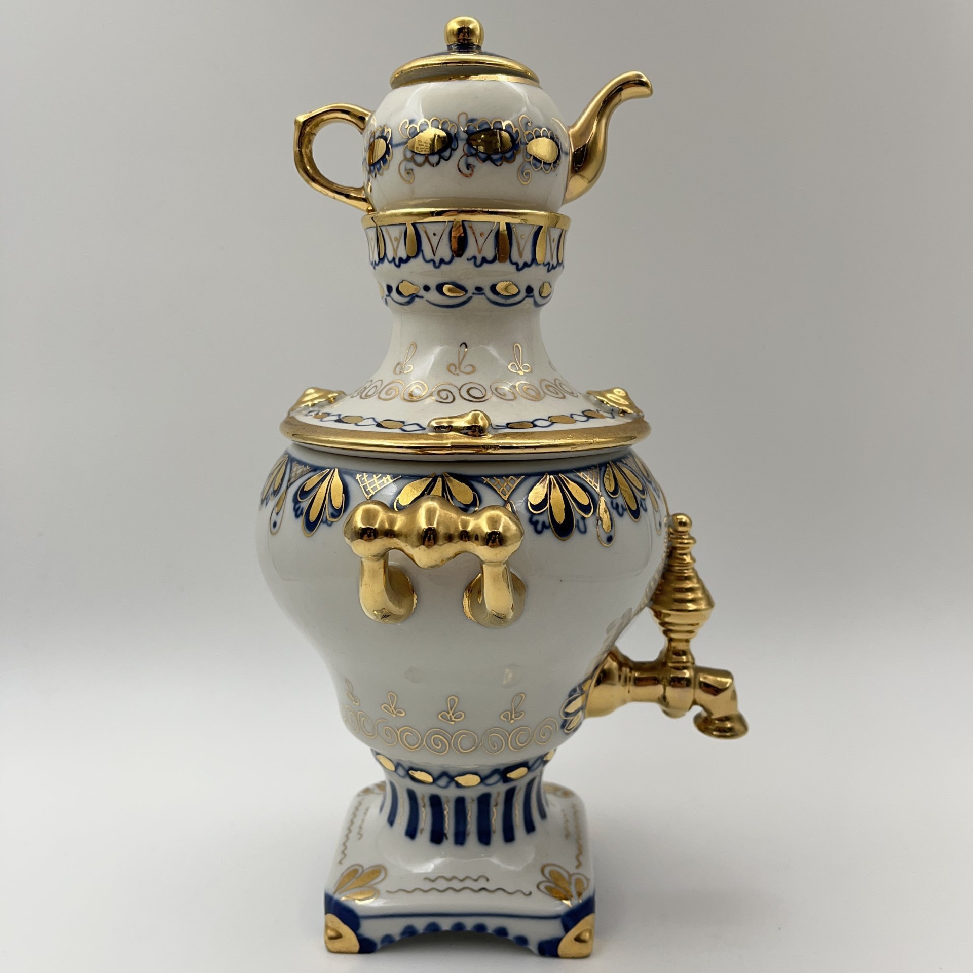 Статуэтка "Самовар с заварочным чайником", фарфор, роспись, золочение, Объединение «Гжель», СССР, 1972-1985 гг.