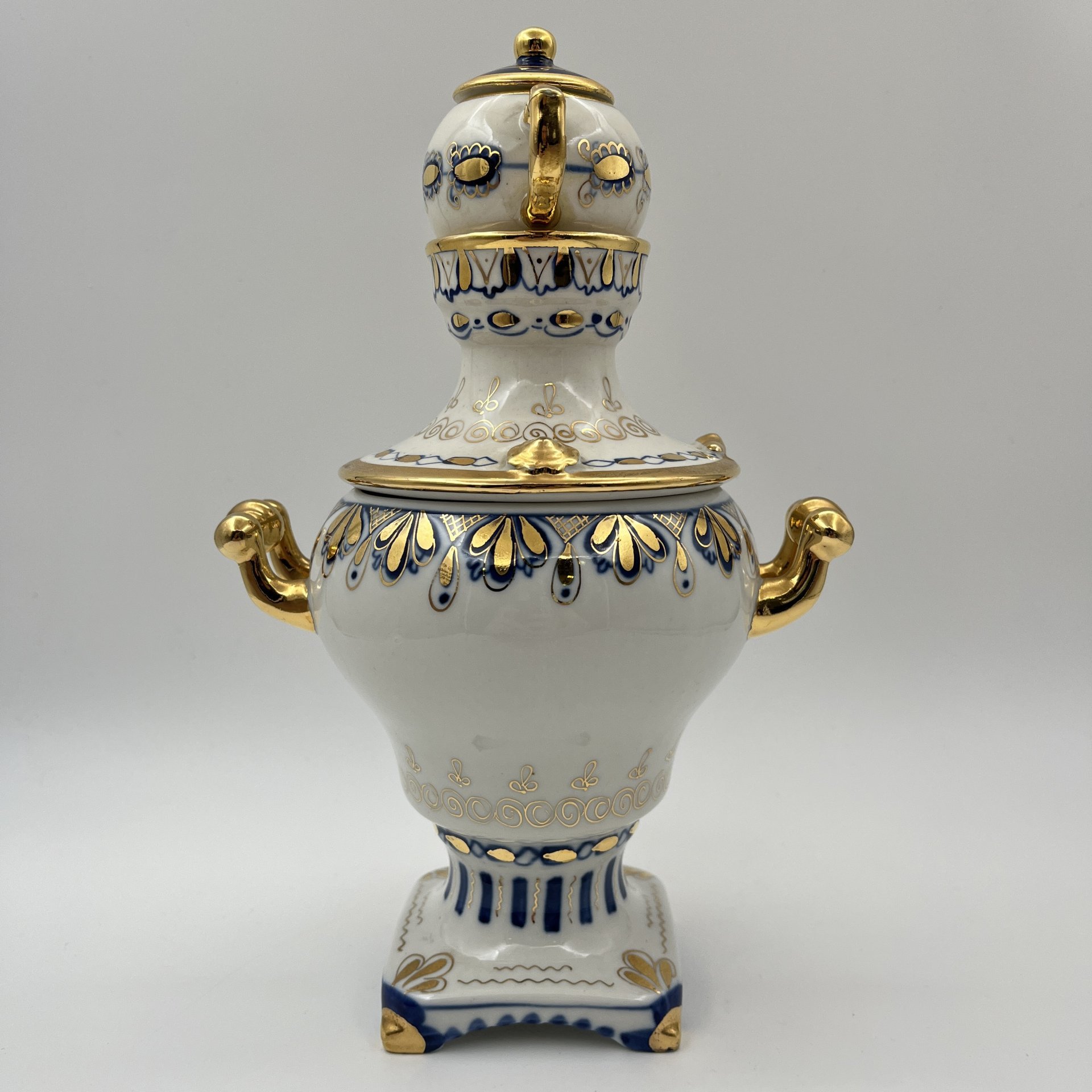 Статуэтка "Самовар с заварочным чайником", фарфор, роспись, золочение, Объединение «Гжель», СССР, 1972-1985 гг.