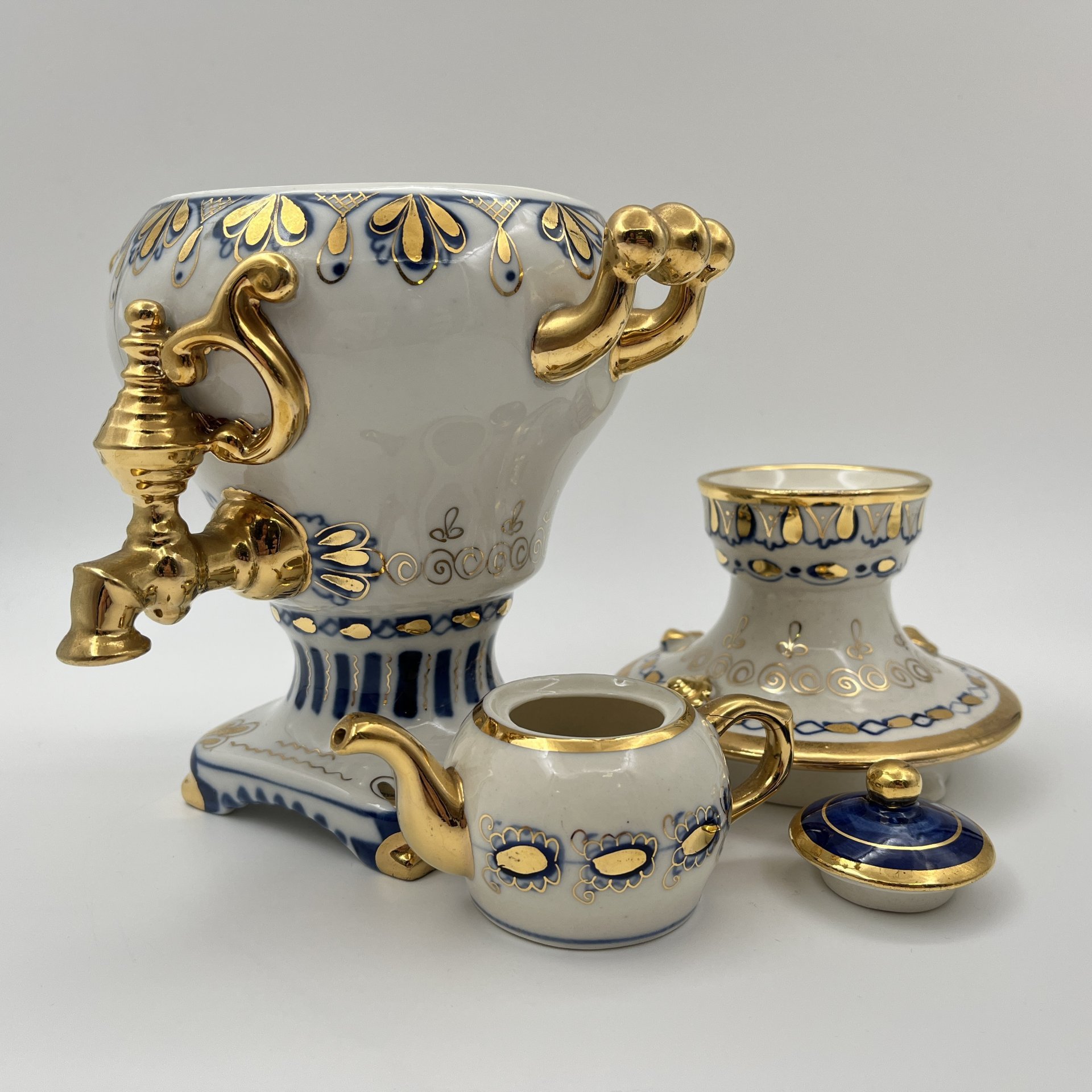 Статуэтка "Самовар с заварочным чайником", фарфор, роспись, золочение, Объединение «Гжель», СССР, 1972-1985 гг.