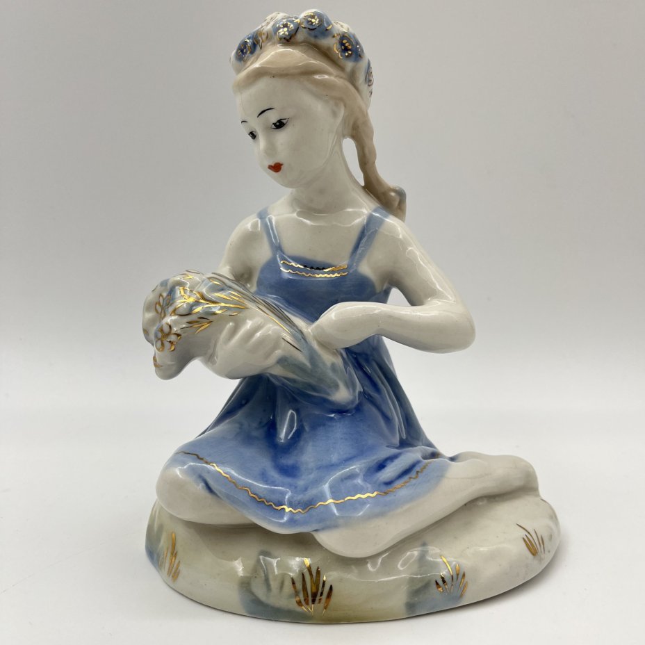 Статуэтка "Девочка с букетом", скульптор Т.Н. Сапожникова