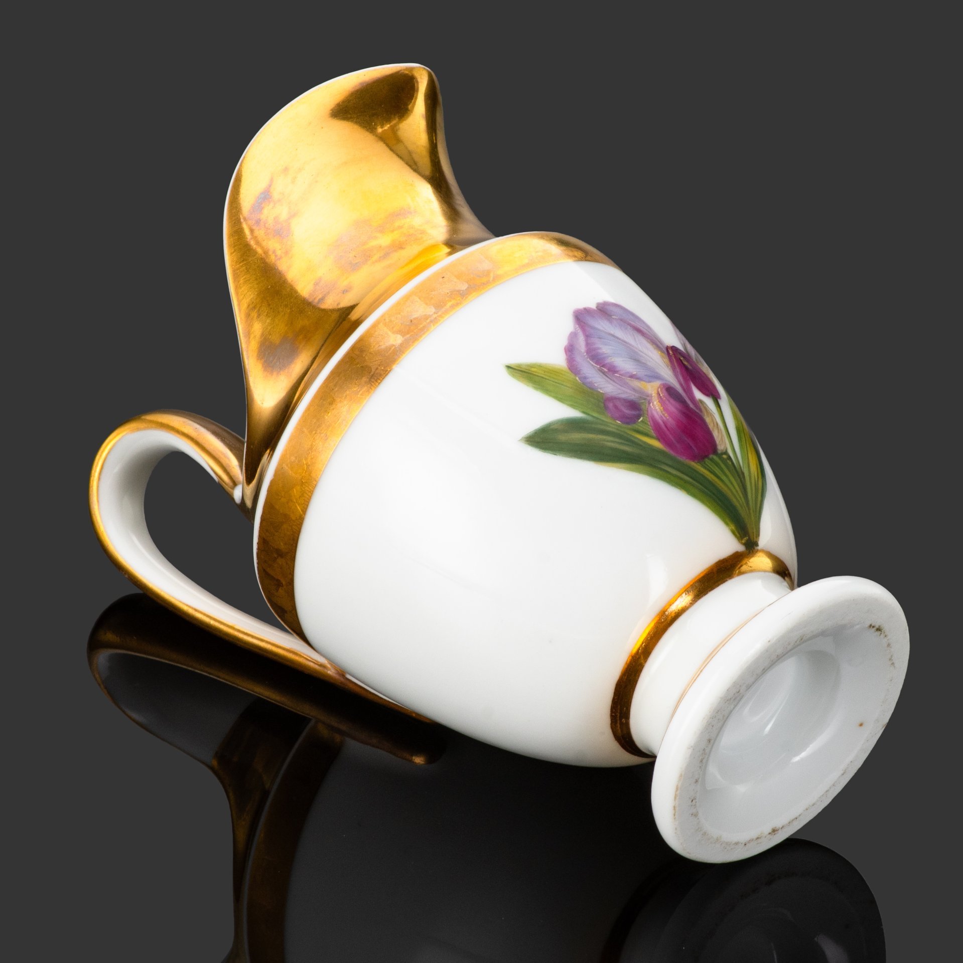 Молочник с изображением ириса, фарфор, роспись, золочение